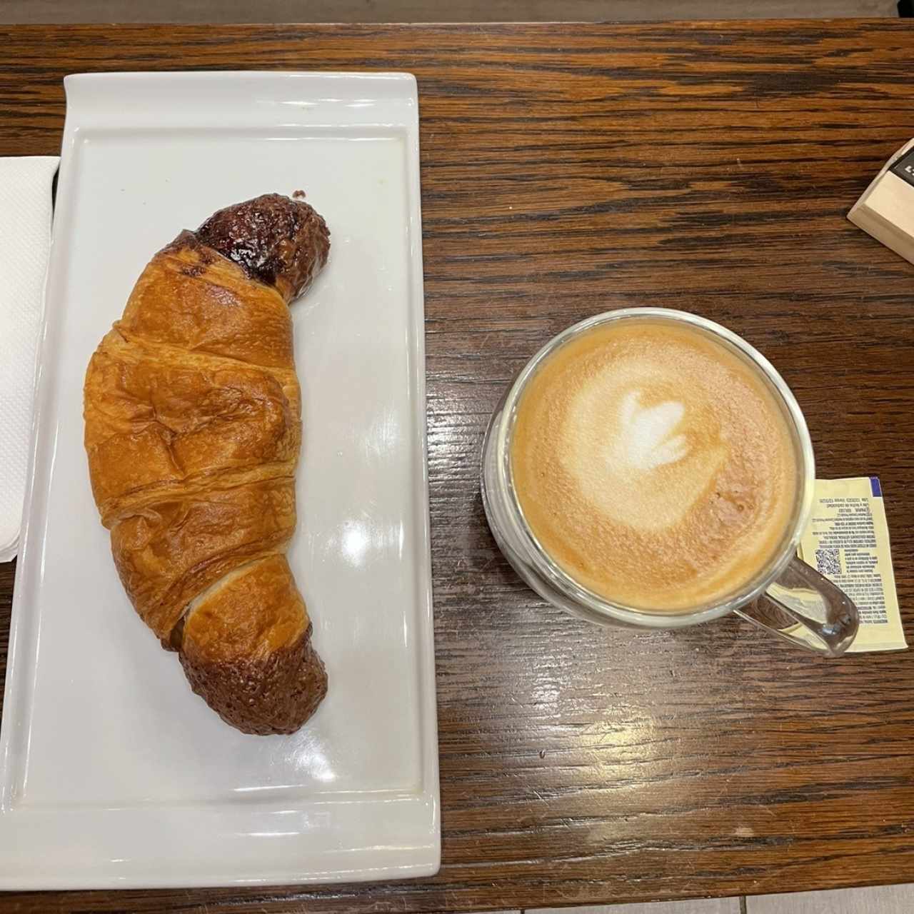 Capuchino y croissant con nutella 