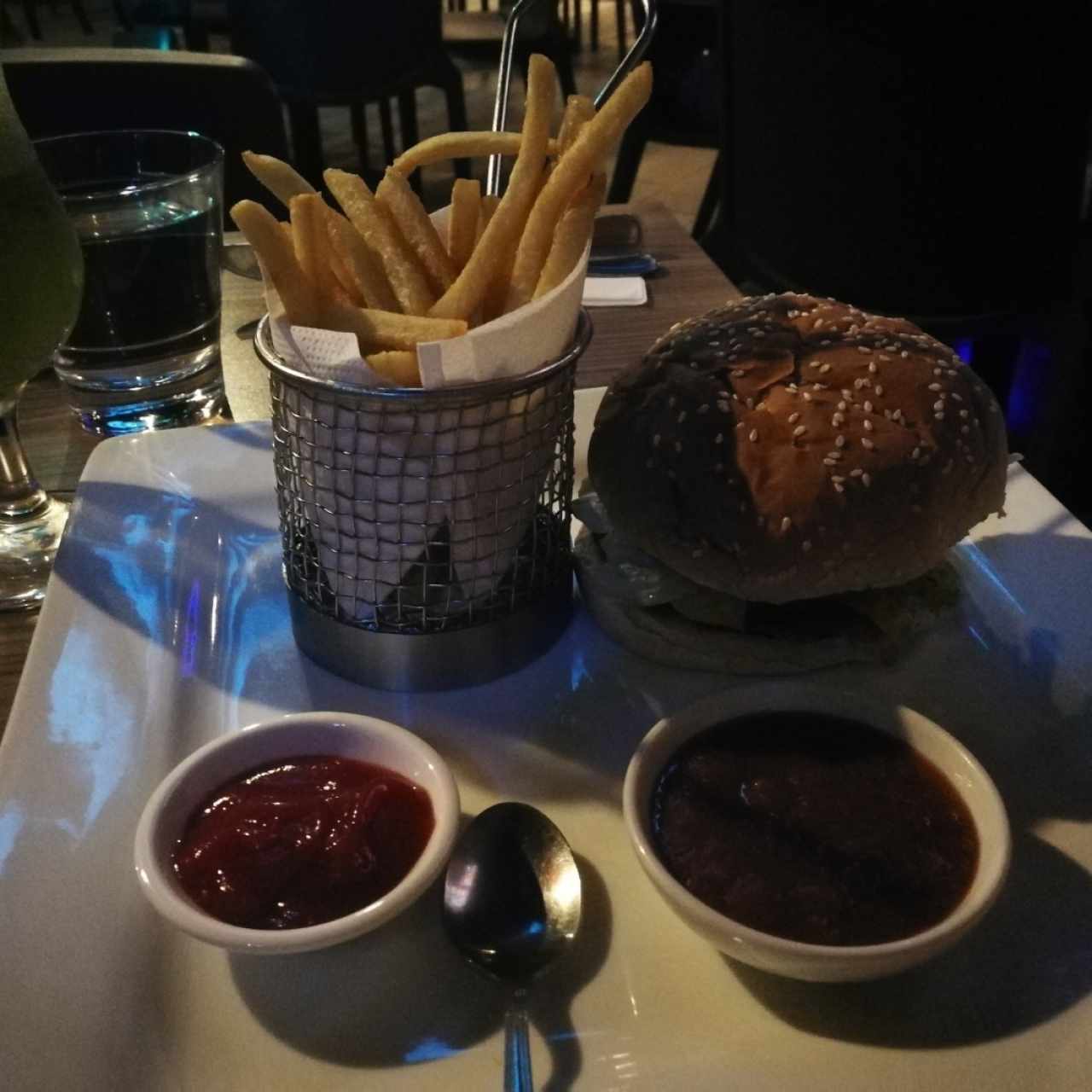 Hamburguesa Angus especial del Chef con Yuca Frita