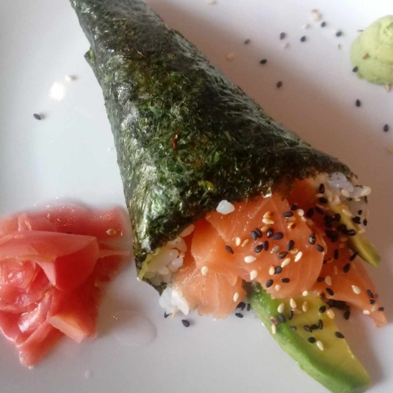 temaki de salmón