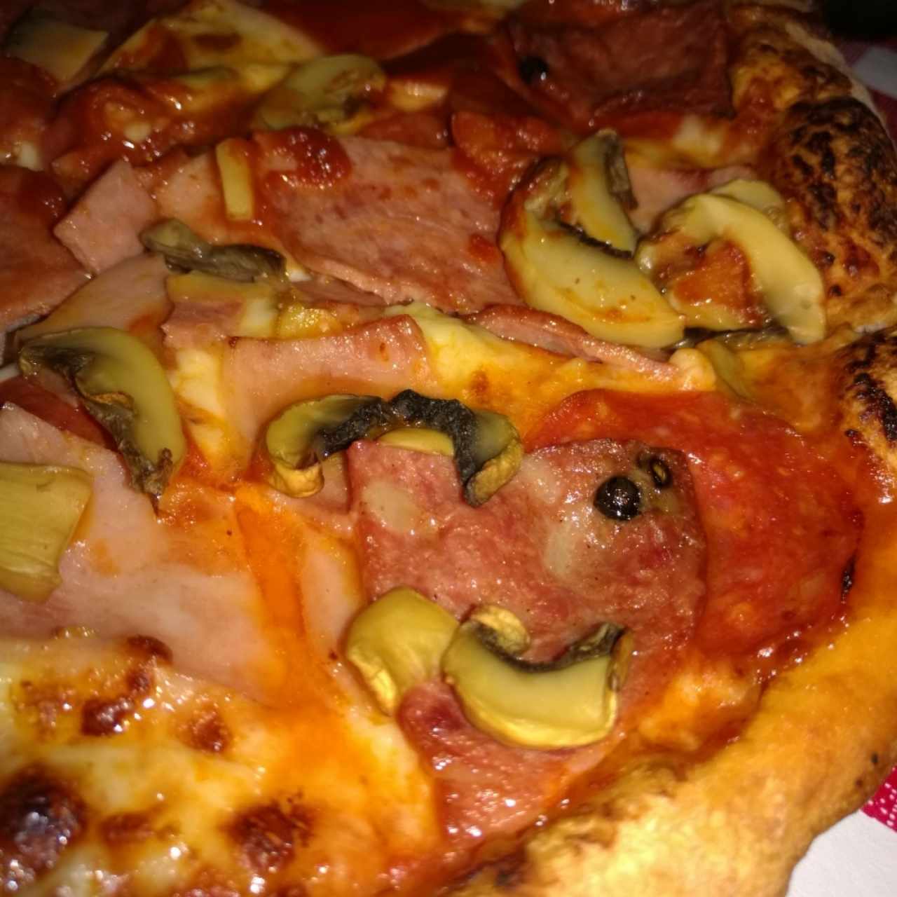 Pizza Giorgios (hongos, salami, jamón y peperoni)