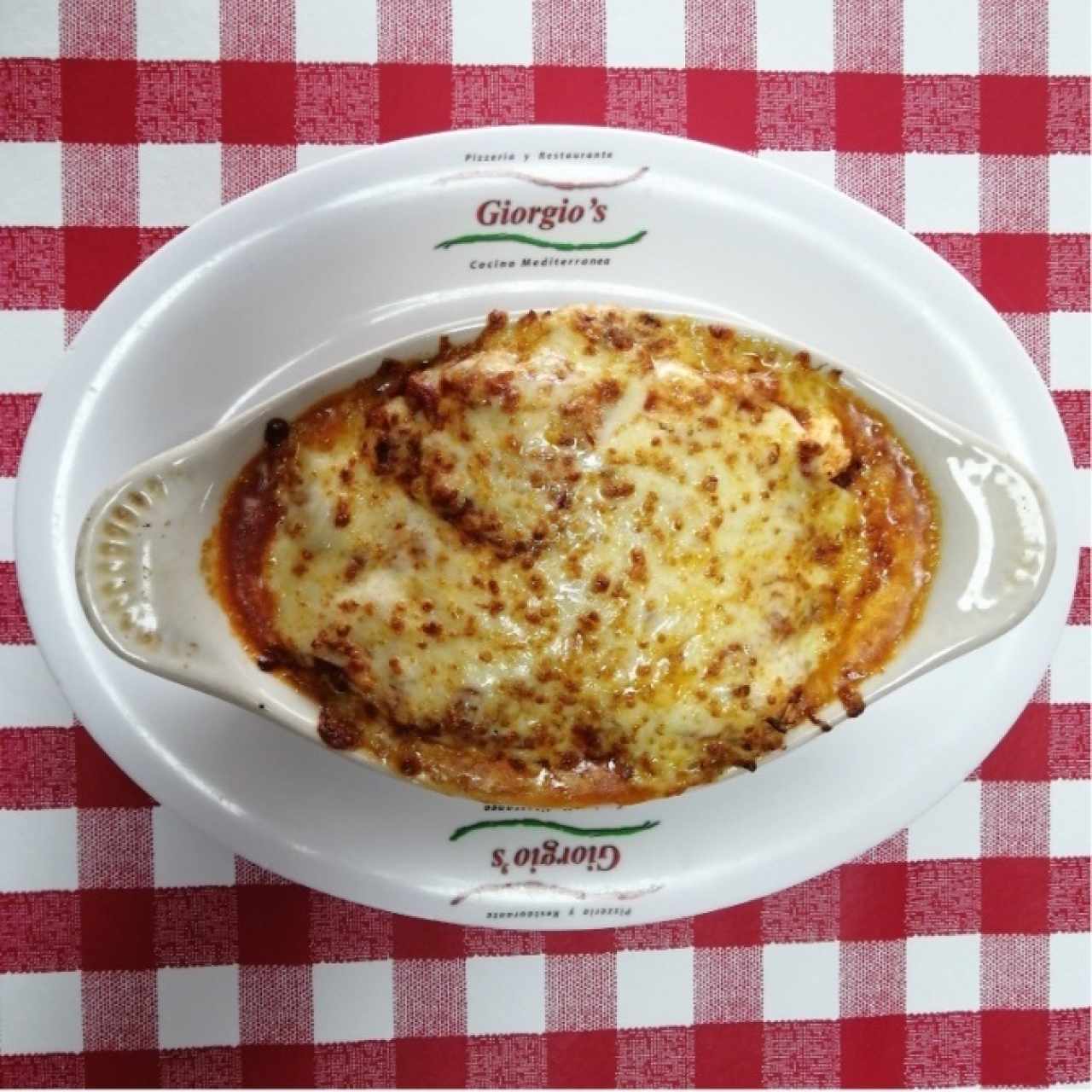 Lasagna con carne gratinada con salsa