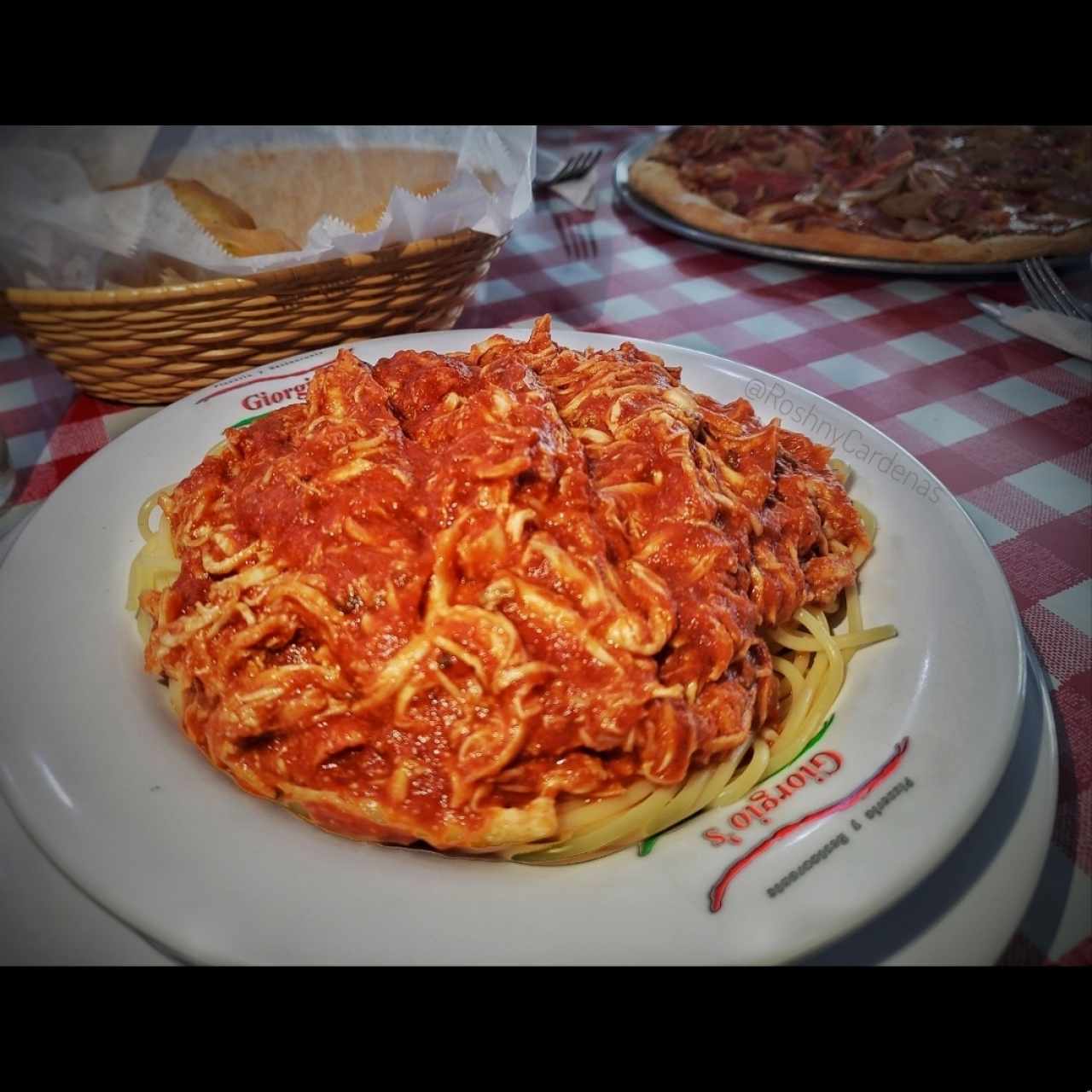 Spaghetti con  Gallina Desmenuzada