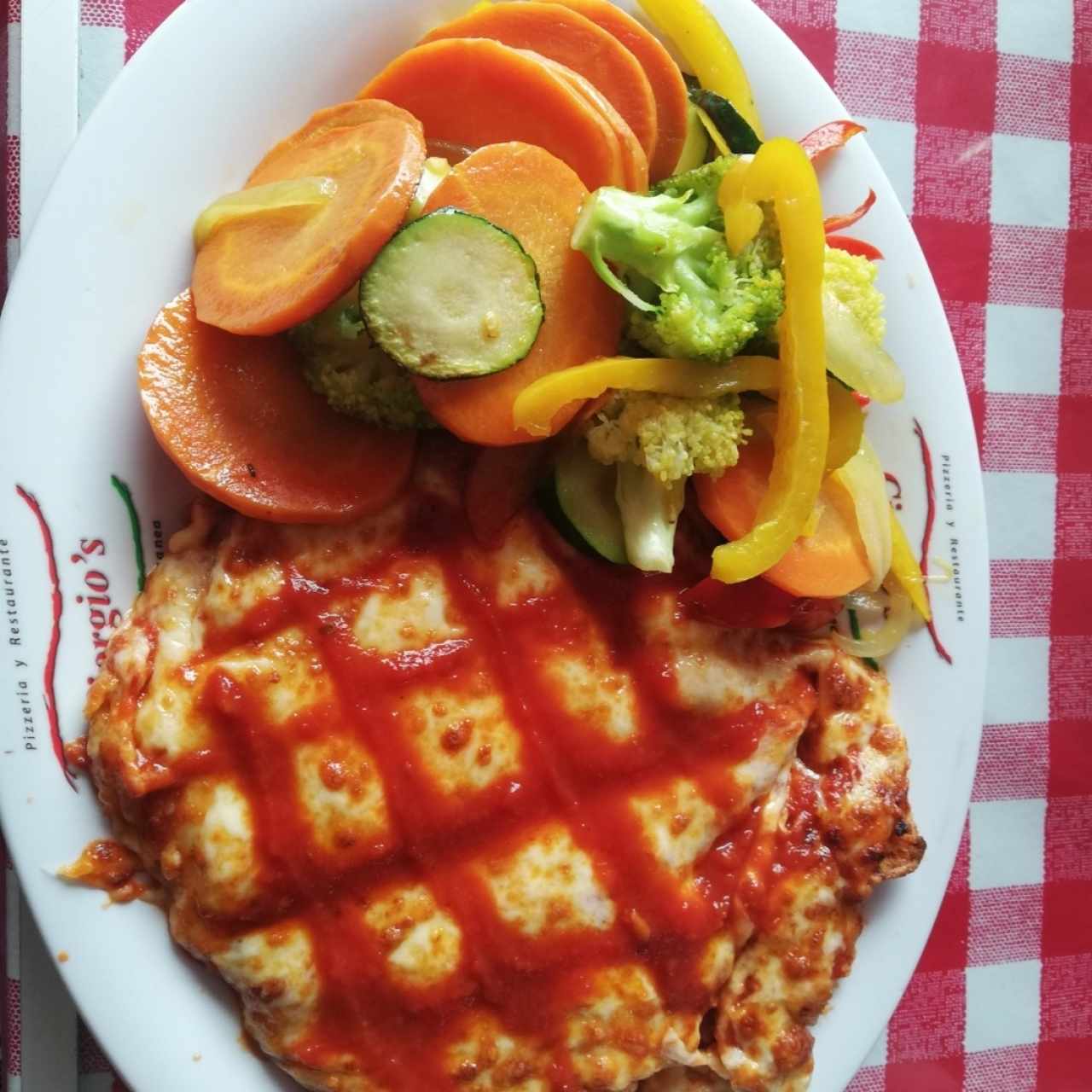 Filete de pollo a la parmesana con vegetales salteados