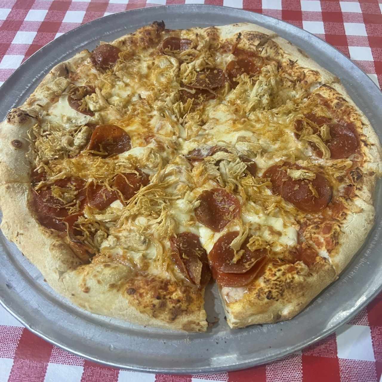 Pizza con pepperoni y pollo mediana