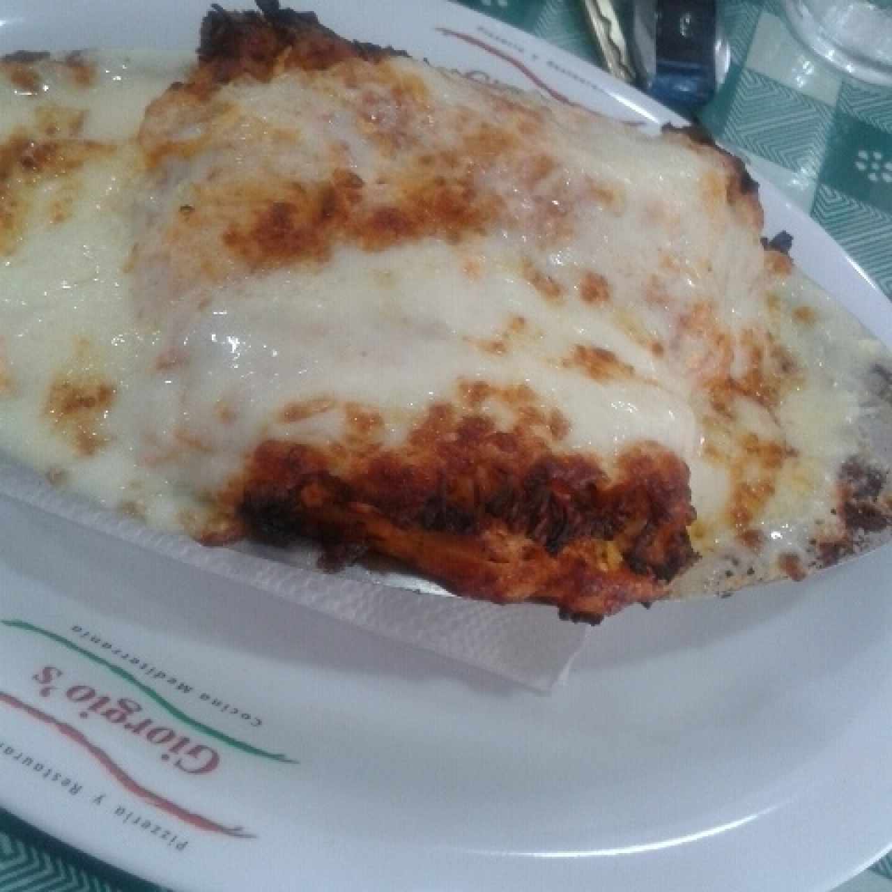 Lasagna en Salsa Blanca Gratinada.