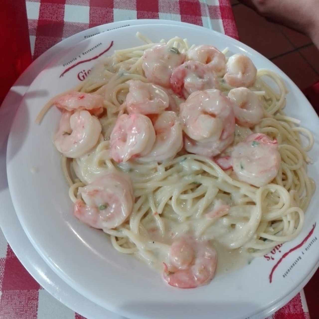 spagueti con camarones en salss blanca 