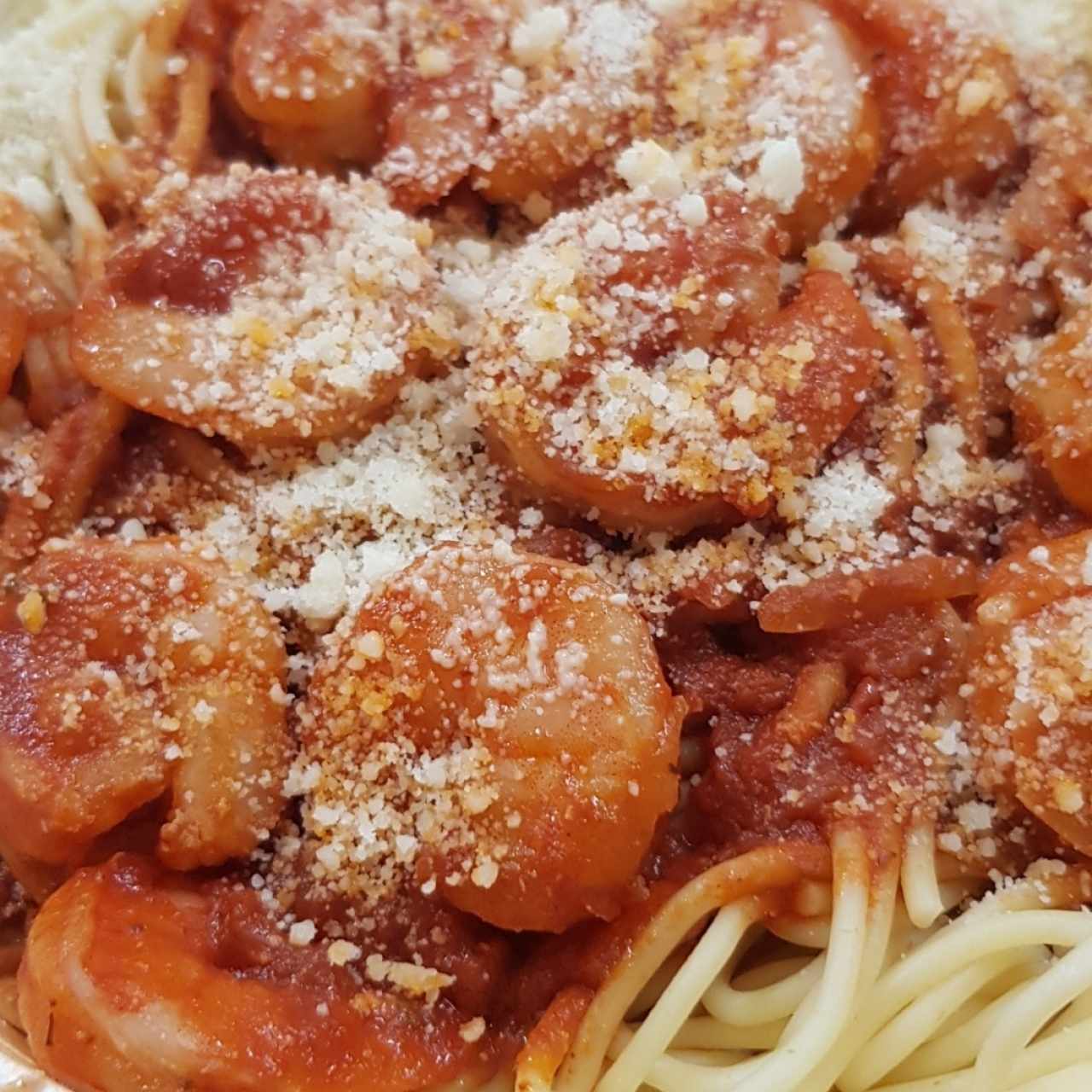 Spaghetti con camarones en salsa roja