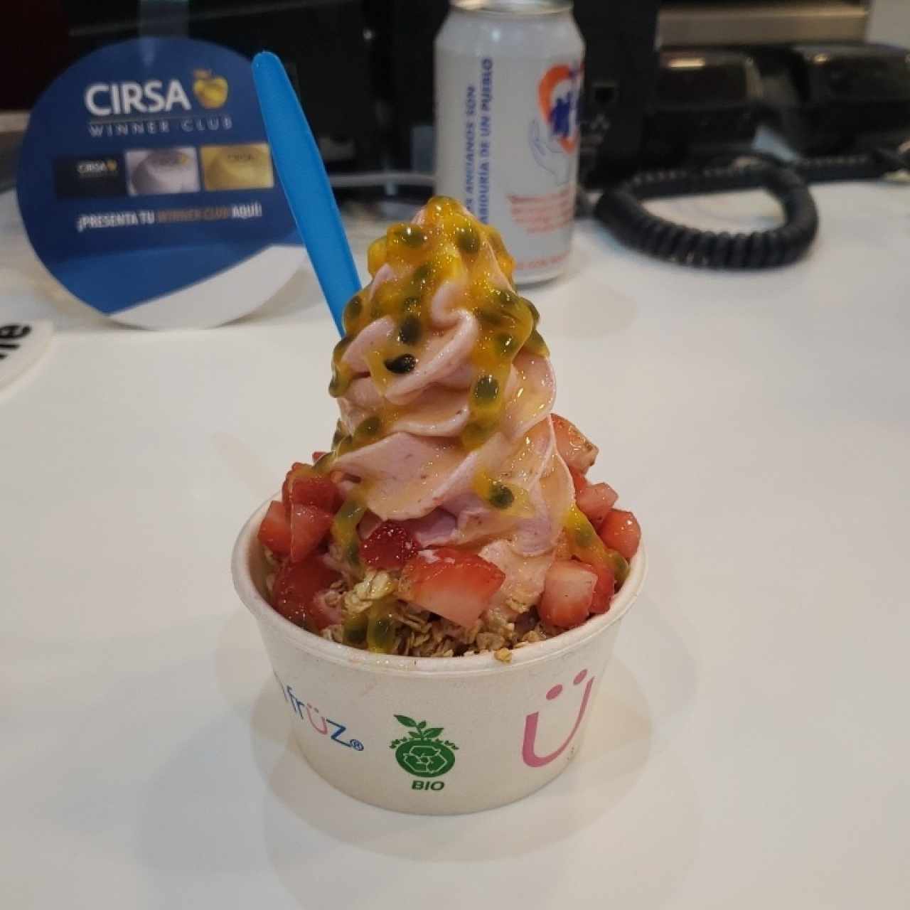 yogurt con fresas y maracuya