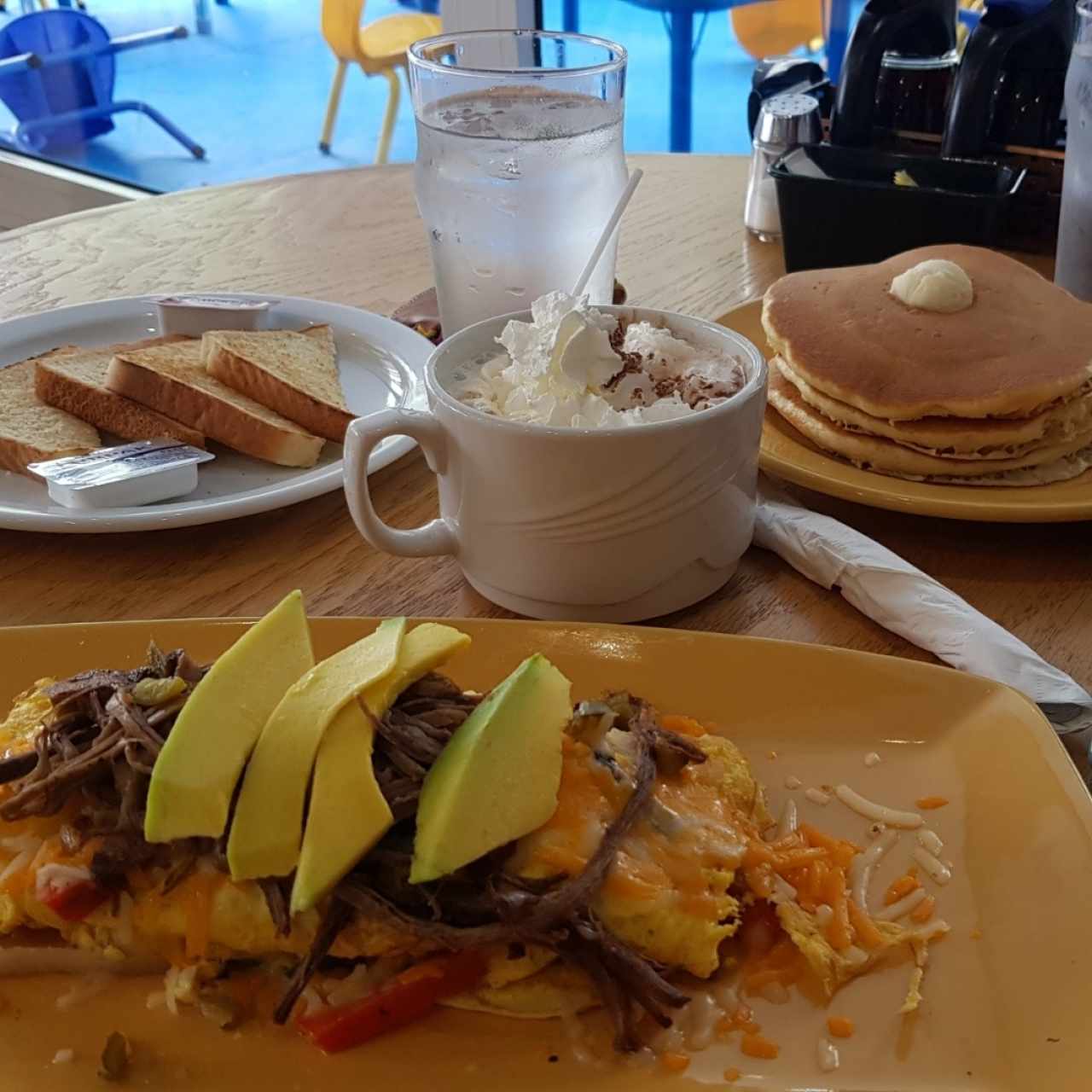 Pueblano omelette- tostadas- pancakes- chocolate caliente