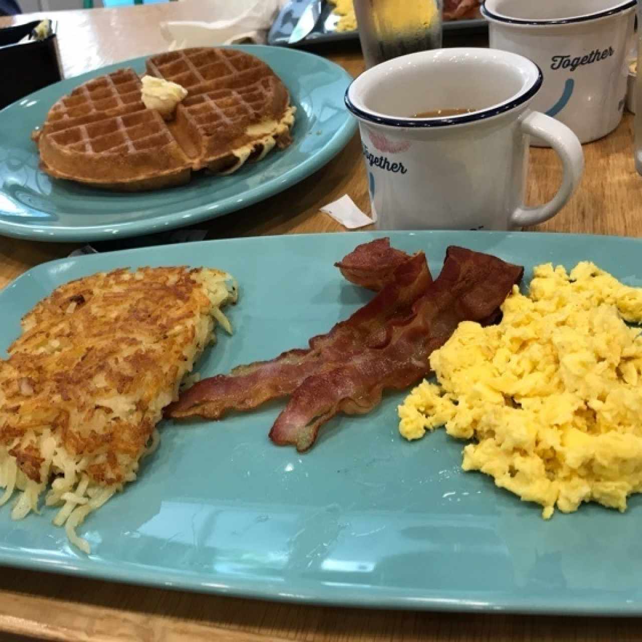 Combo de desayuno con waffle
