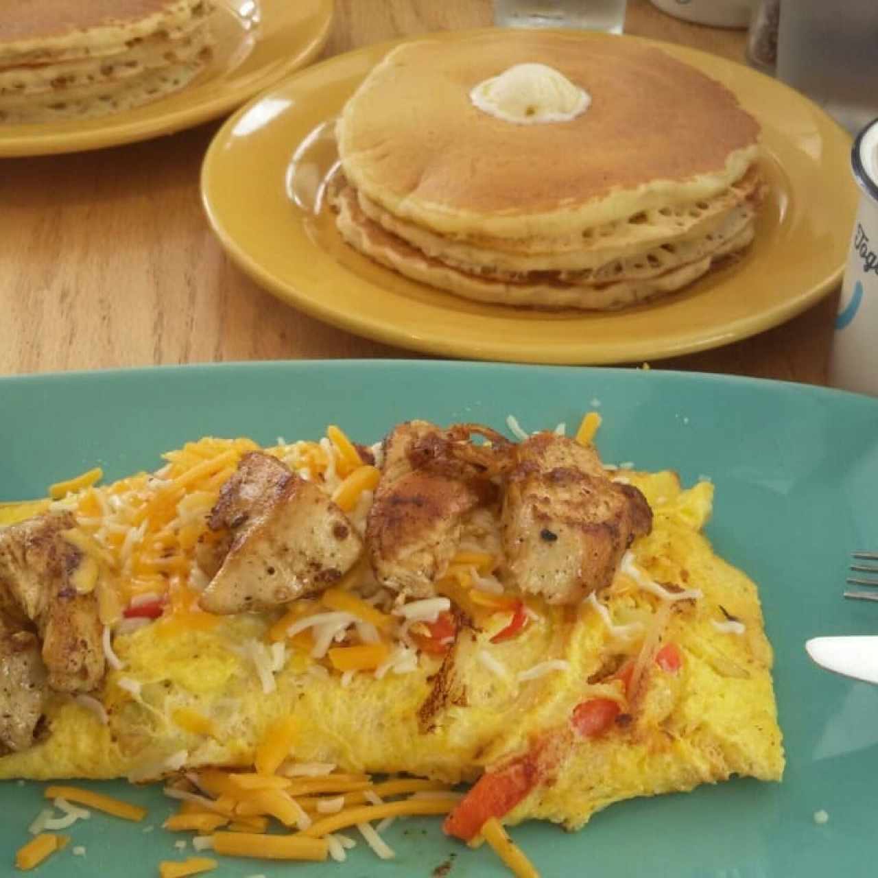 Omelette con pollo y pancakes 