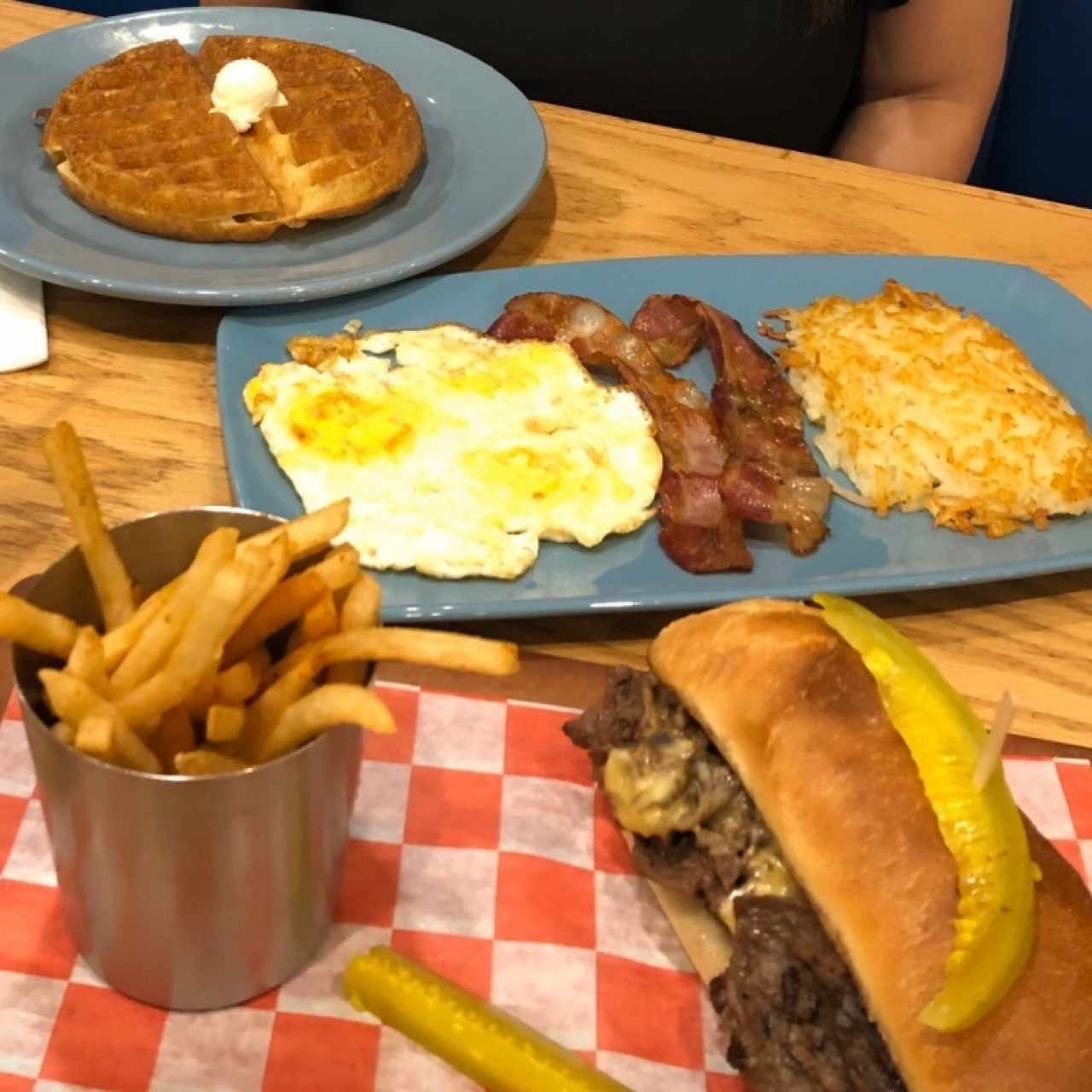 Philly Cheese Steak Stacker y Sampler con Waffles
