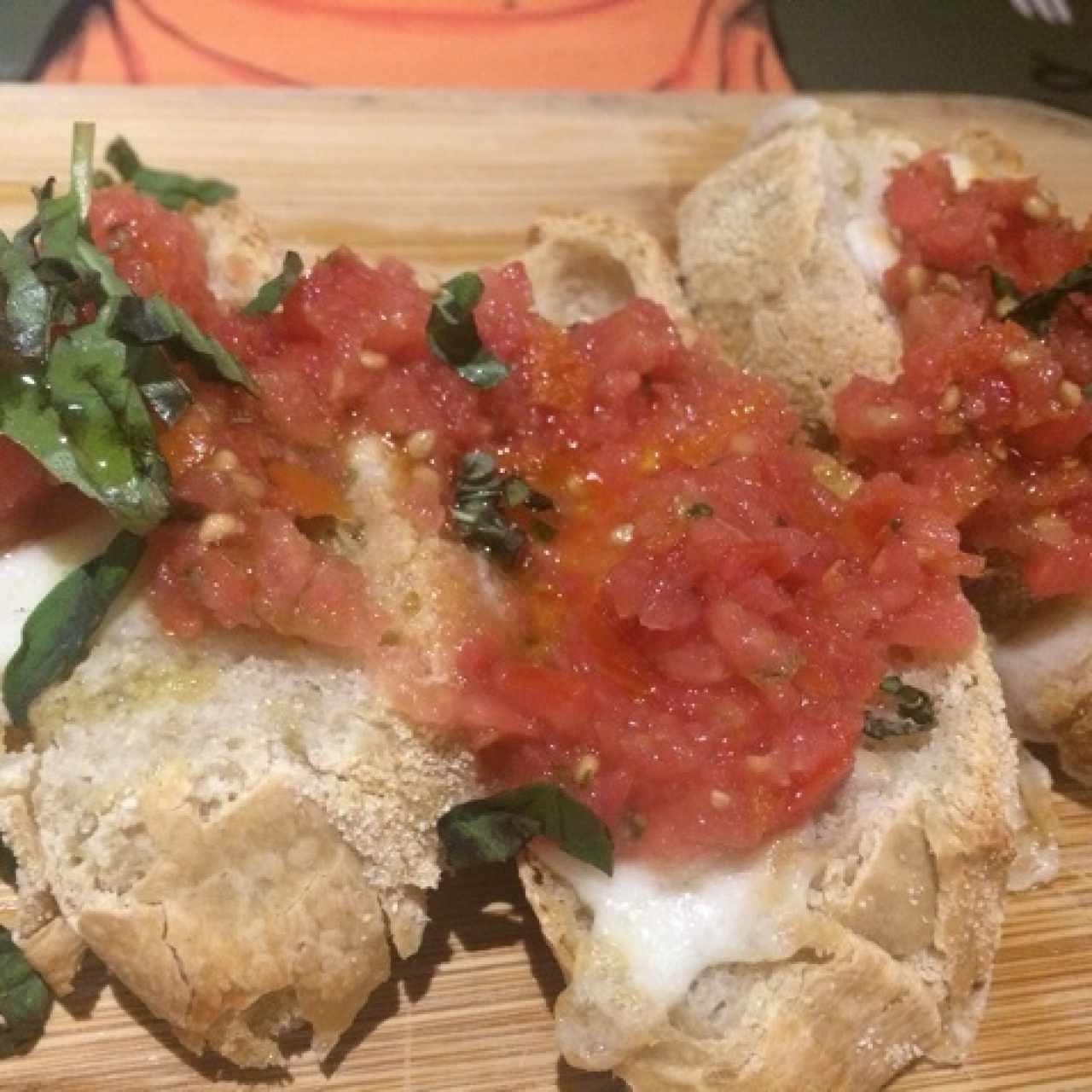 pan con tomate y queso derretido