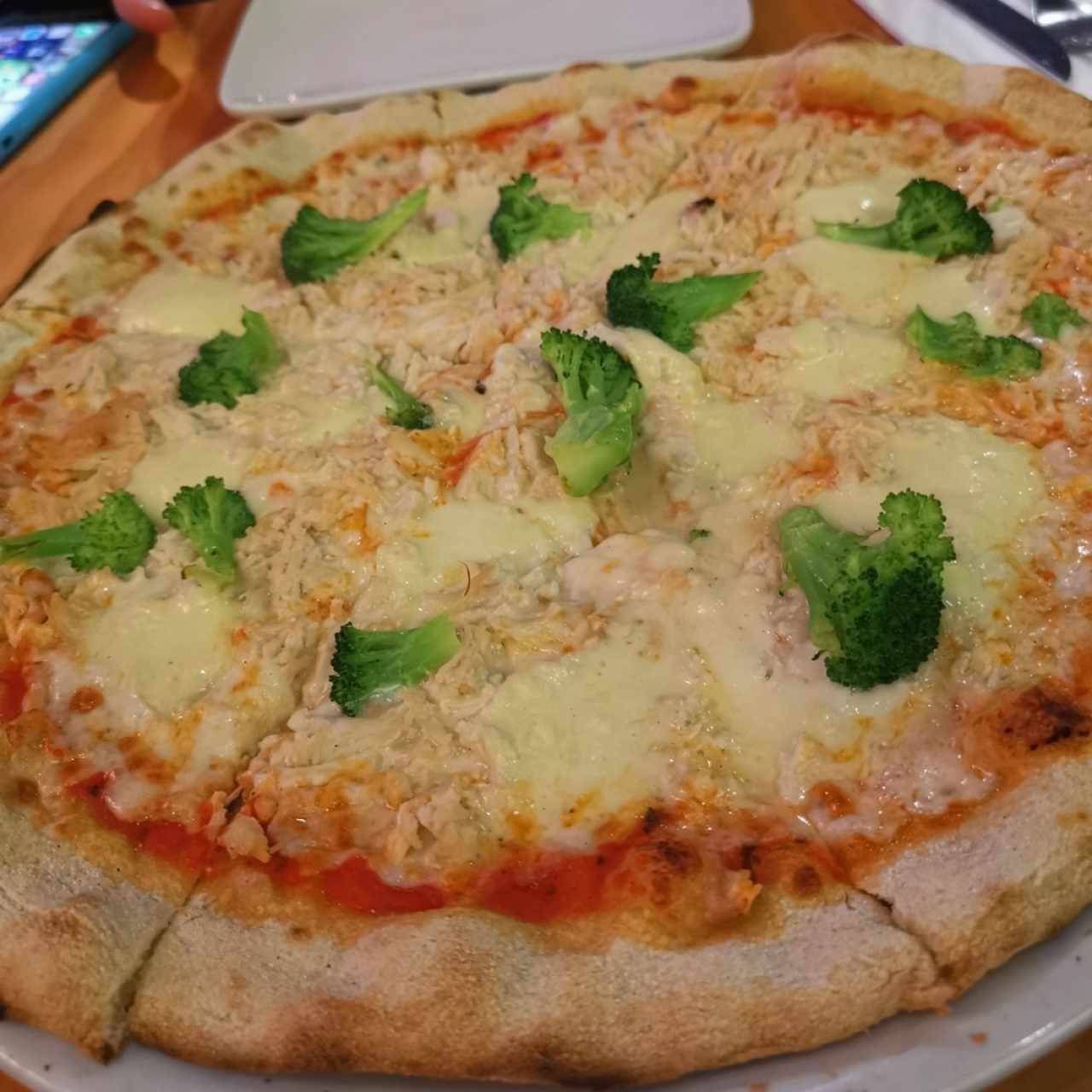 Pizza con pollo, queso y brócoli