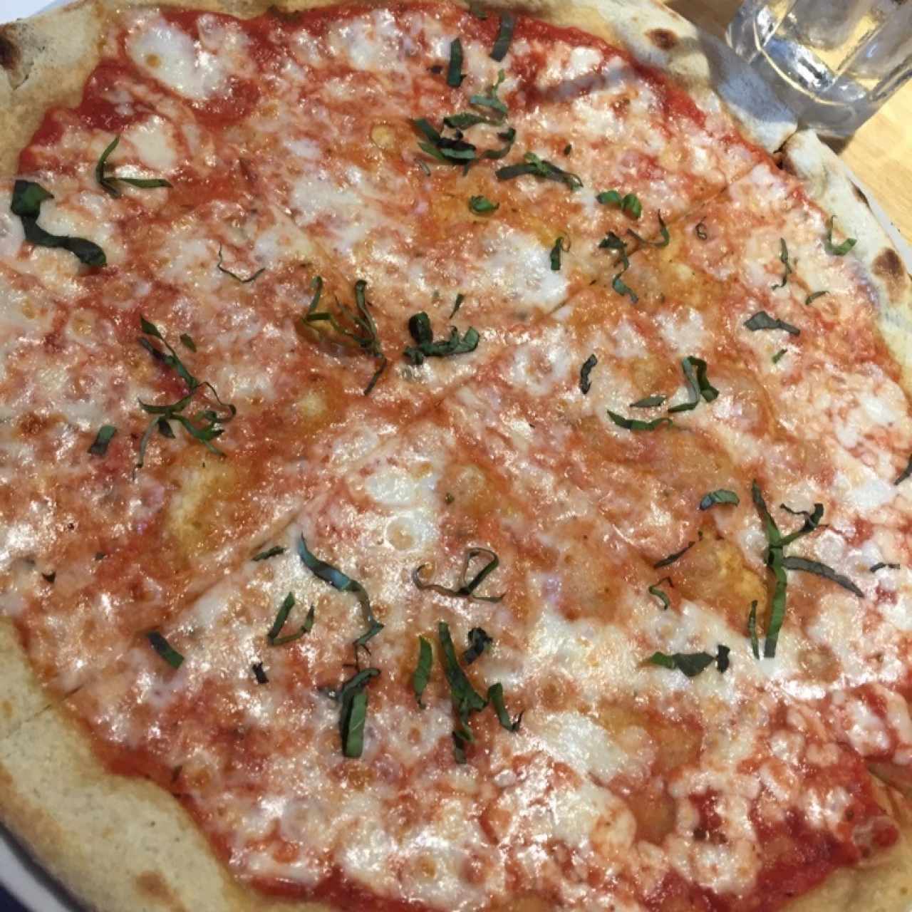 Pizza Margherita: apenas una hoja de albahaca destajada. MUY MAL.