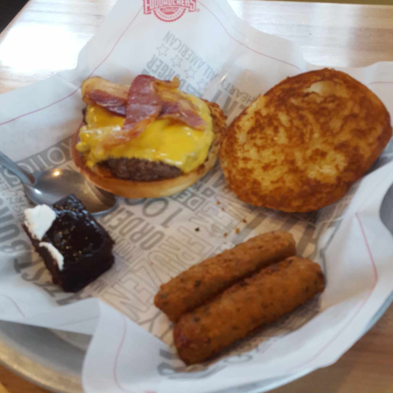 menu lunch de hamburguesa queso con bacon. falta 1 dedito de queso