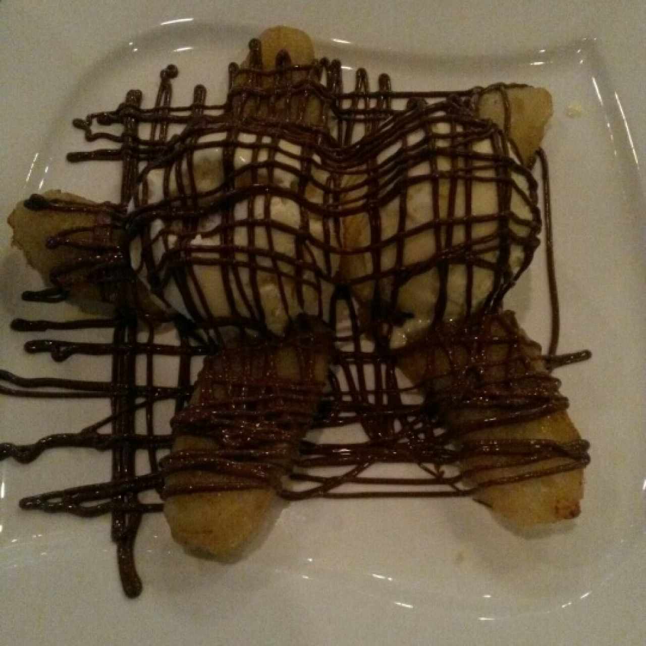 Banana tempura con helado de vainilla