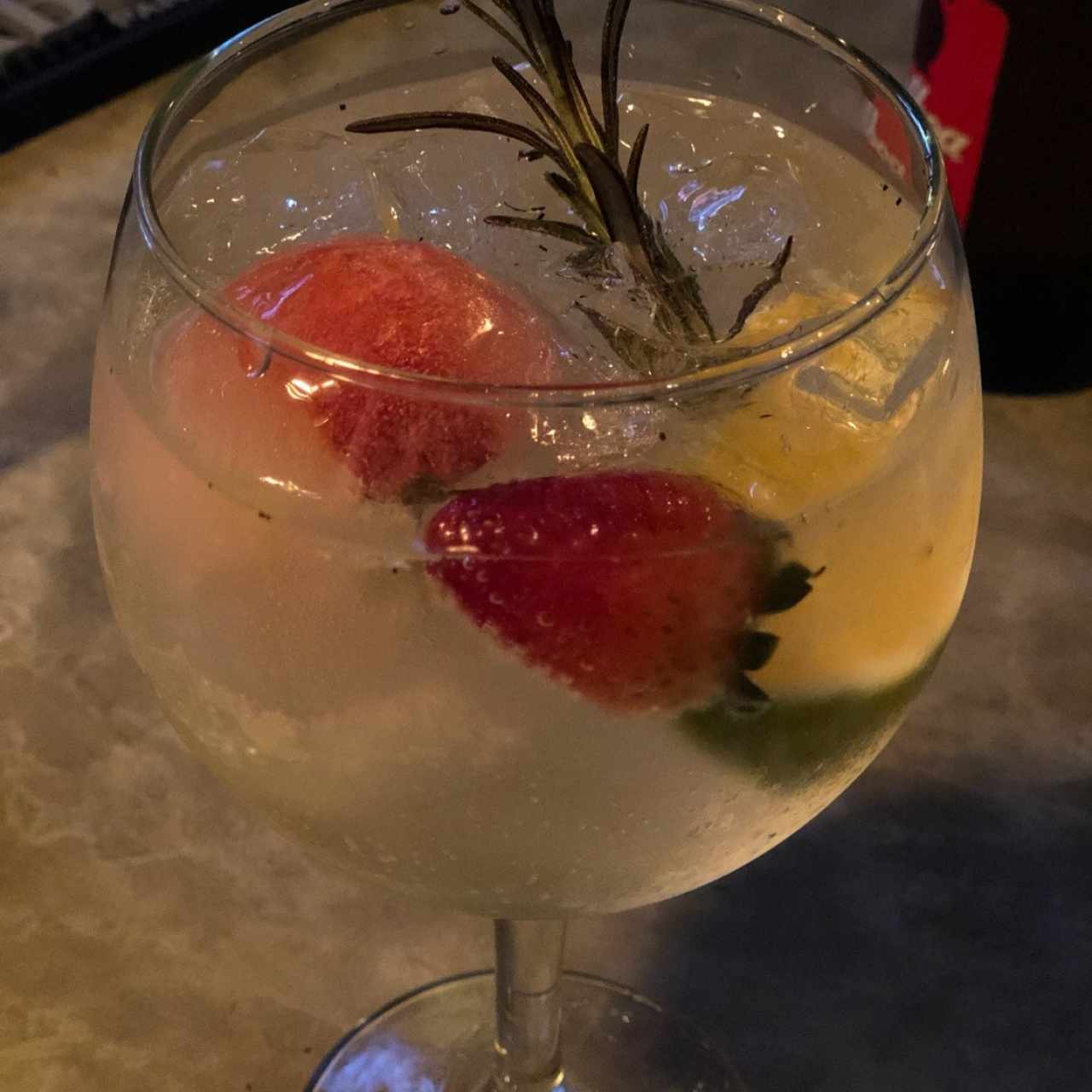 Cocktail de Gin con fresa y toque de romero