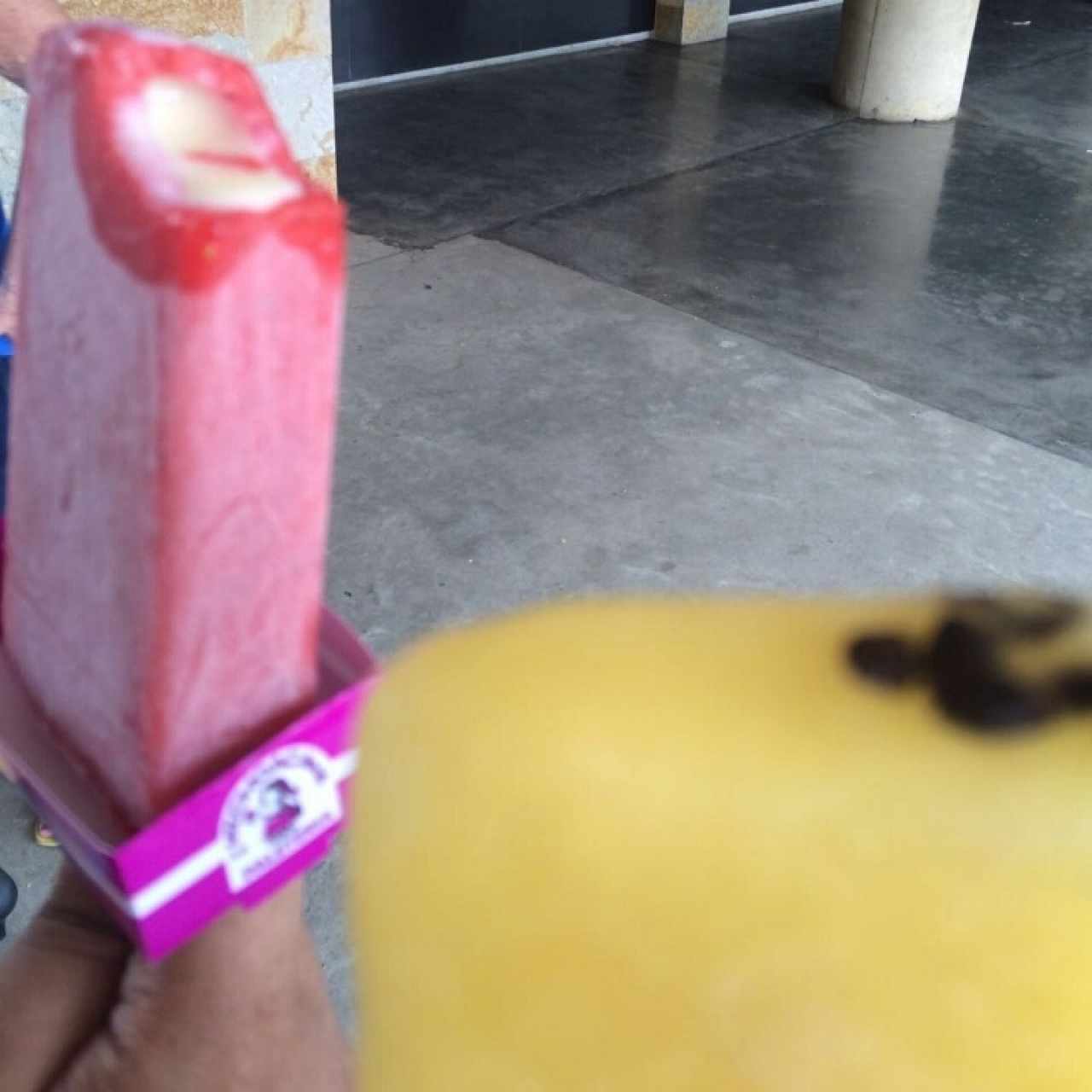 Paleta de fresa rellena de leche condensada y Paleta de Maracuyá 