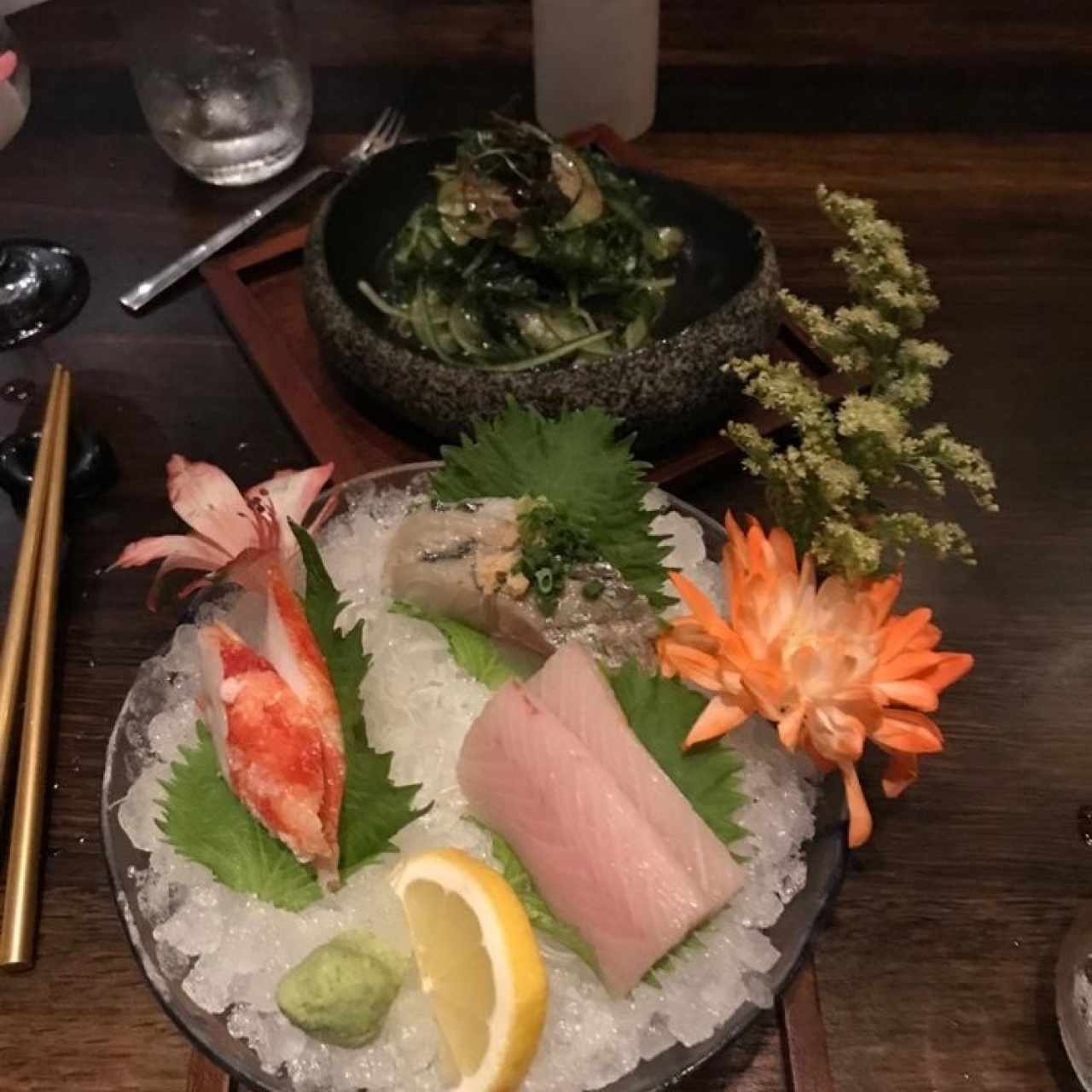shashimi y ensalada de algas