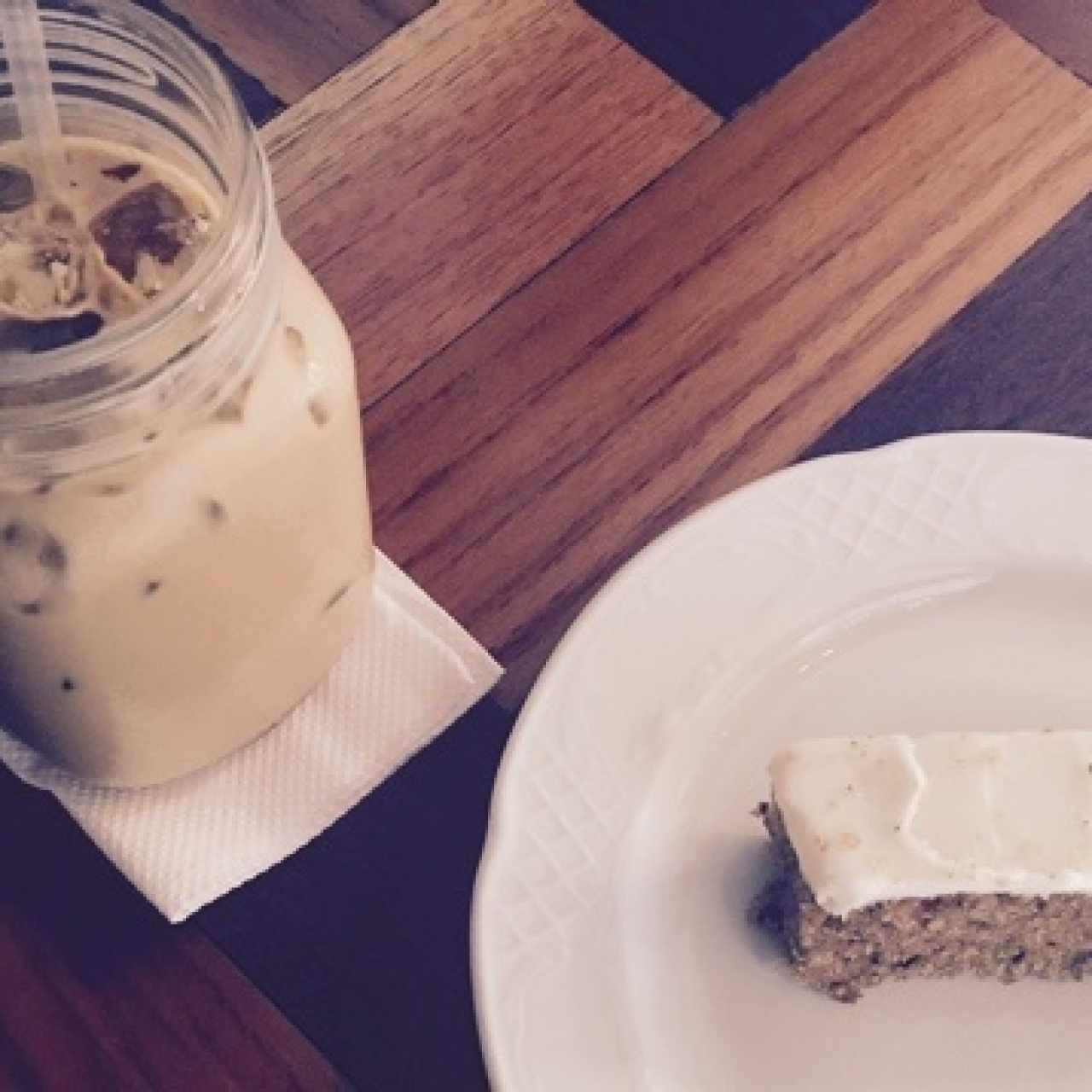 iced latte y cake de zanahoria