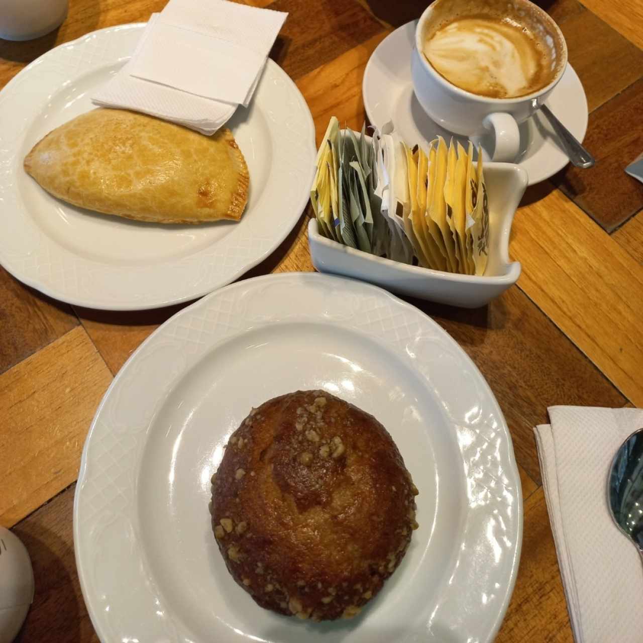 Panadería - Empanada de Queso muffin de banano y capuccino