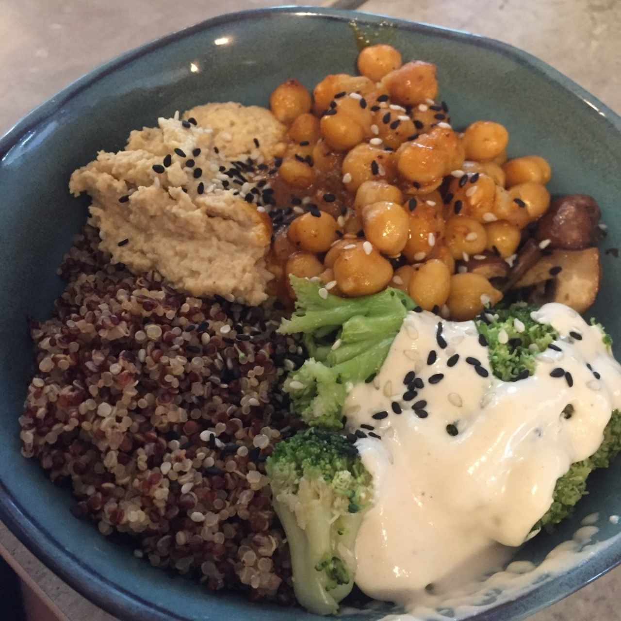 Arma tu bowl - Quinoa, garbanzos, hummus, broccoli, tahini, hongos