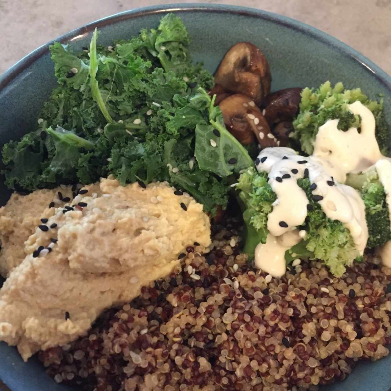 Arma tu bowl - Quinoa, kale, hummus, broccoli, tahini, hongos