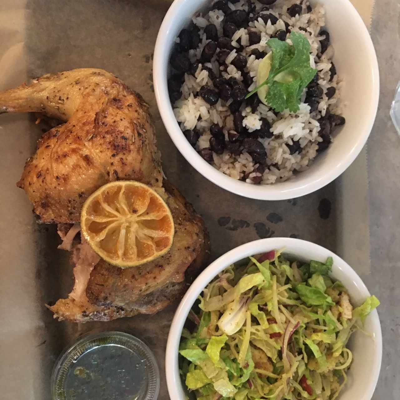pollo con mantequilla y hiervas (arroz con granos negros y trozos de plátano)