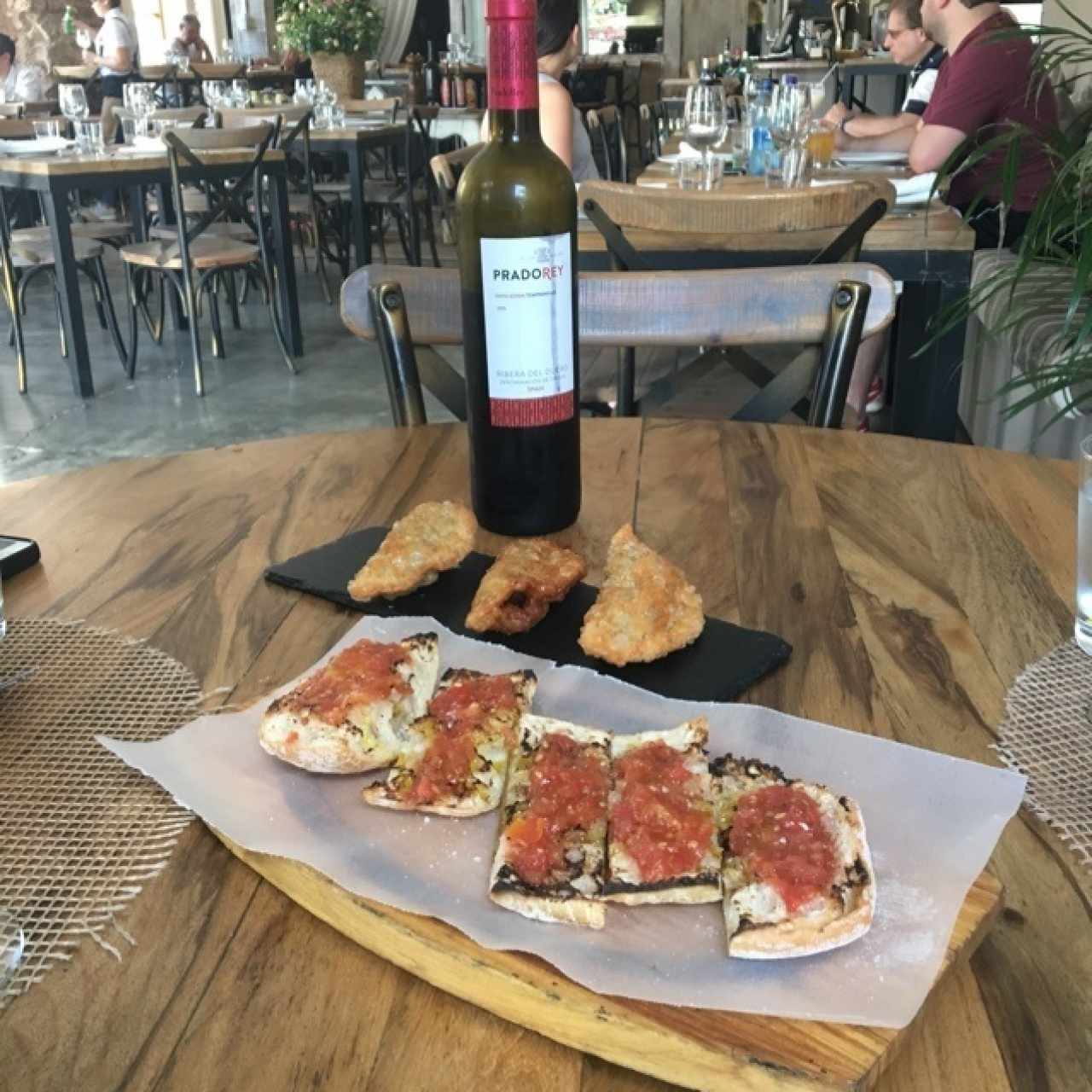 Pan con tomate y empanadas argentinas