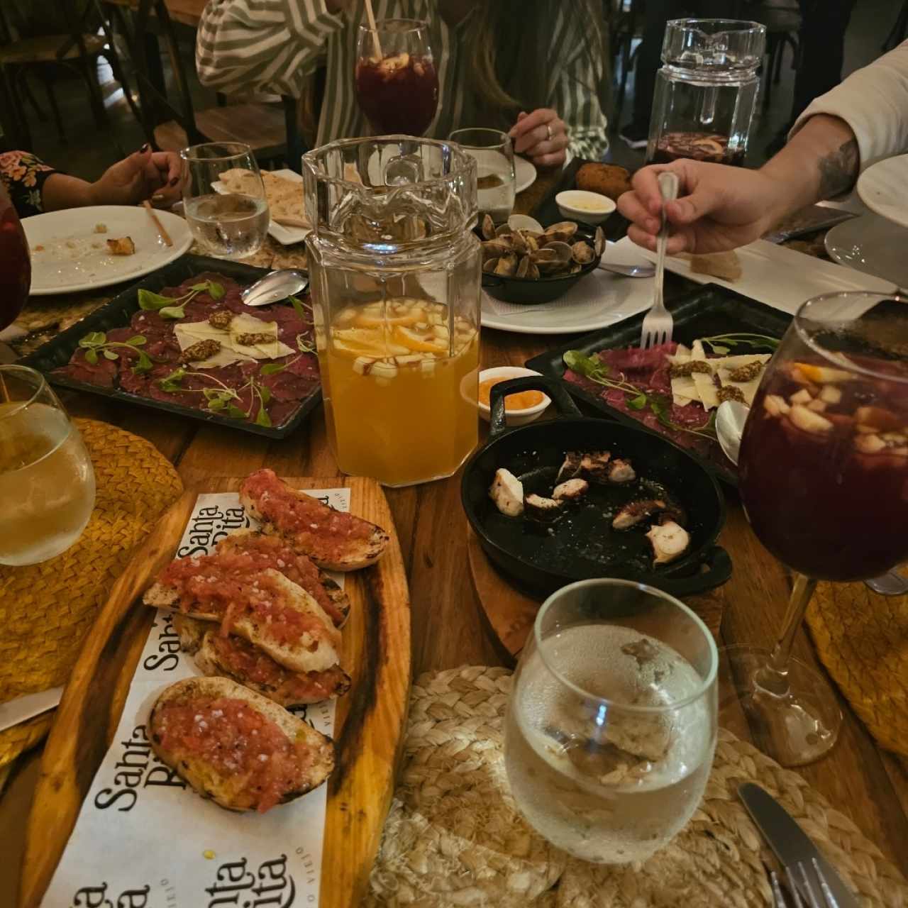 entradas: carpaccio de ternera, almejas, croquetas, pulpo y pan con tomate.