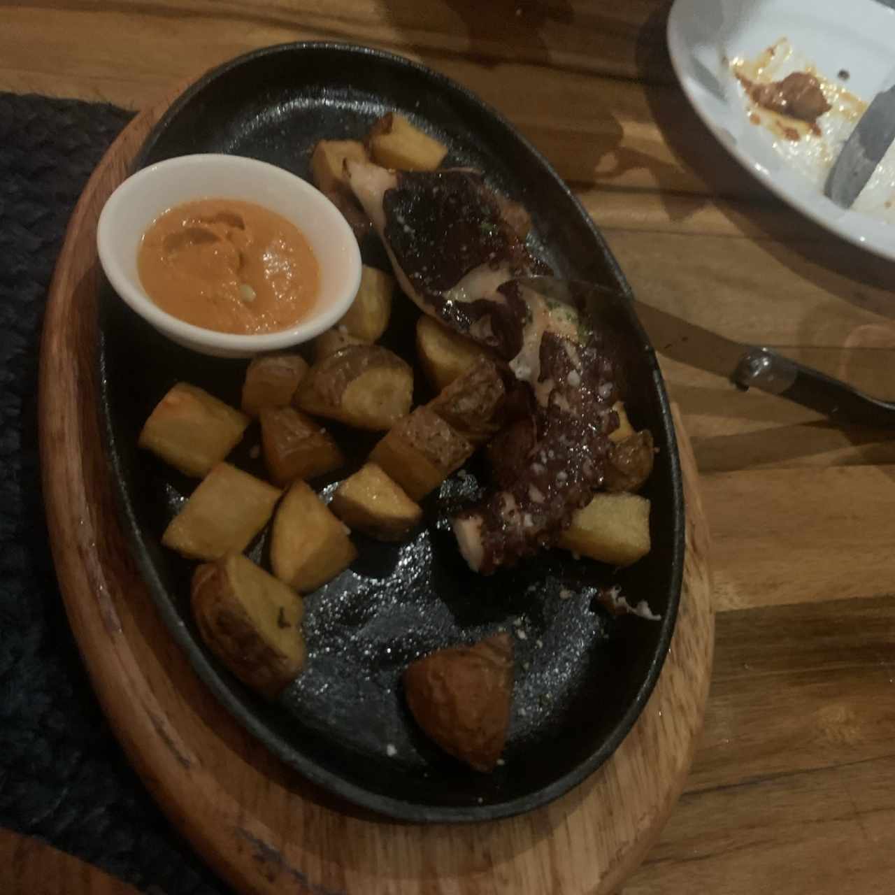 Pulpo a la parrilla con patata nacional y salsa Santa Rita