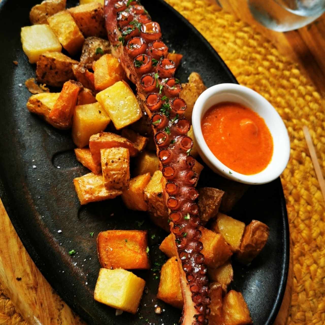 Pulpo a la parrilla con patata nacional y salsa Santa Rita