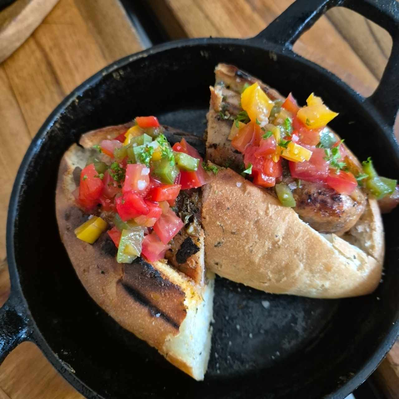 Choripan criollo con chimichurri patagónico,mostaza y pico de gallo