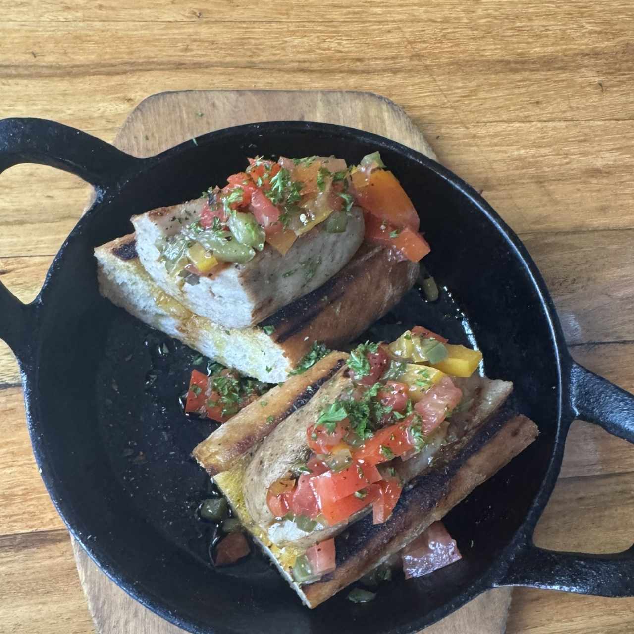 Choripan criollo con chimichurri patagónico,mostaza y pico de gallo