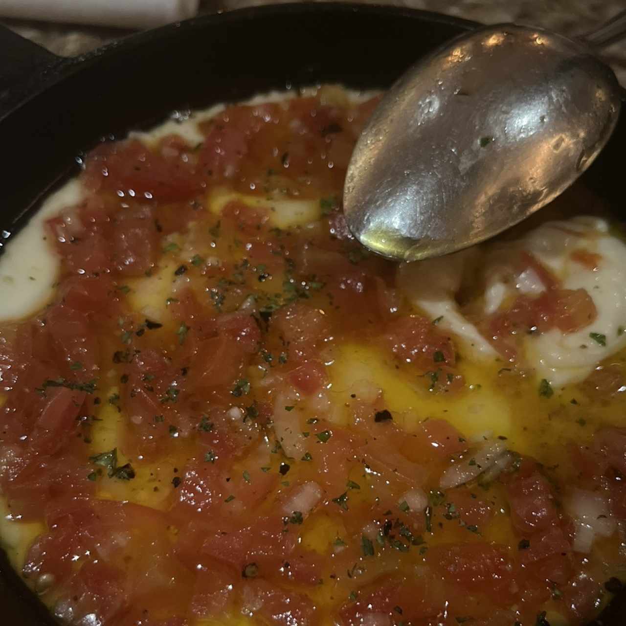 Provolone con pocadito de tomate y cebolla