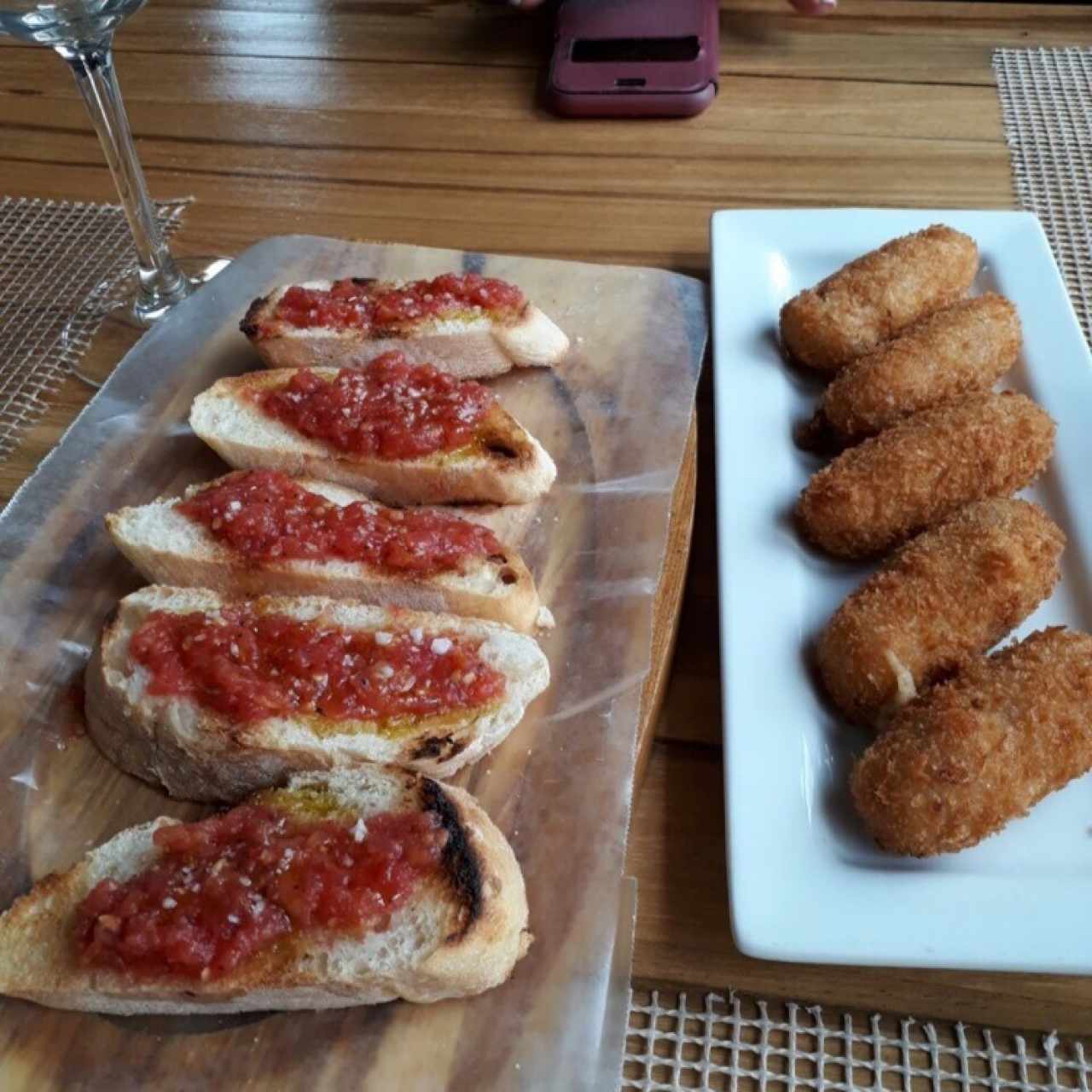 pan con tomate y croquetas de jamon