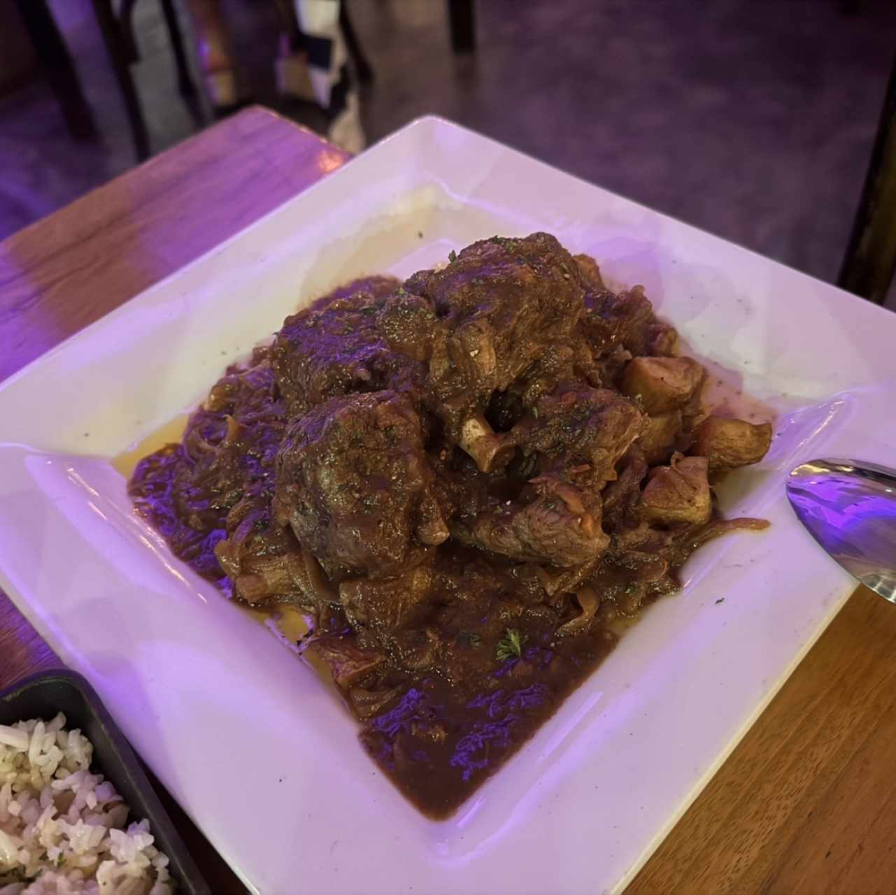 Rabo de buey en su jugo al vino tinto con patatitas