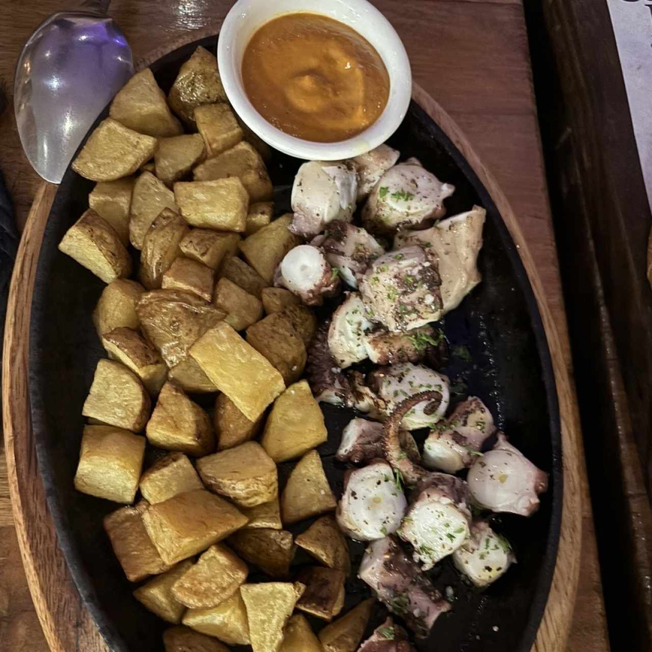 Pulpo a la parrilla con patata nacional y salsa Santa Rita