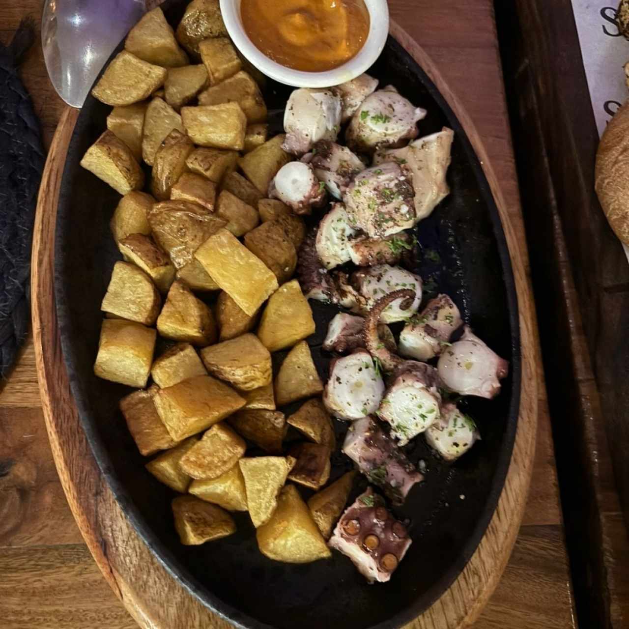 Pulpo a la parrilla con patata nacional y salsa Santa Rita