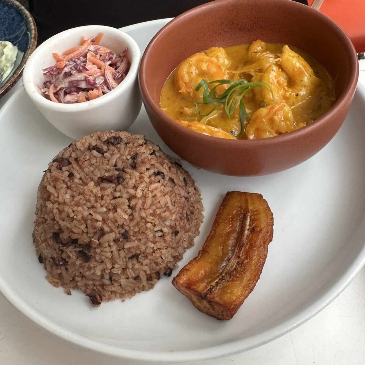 Camarones al curry con arroz con coco y guandú
