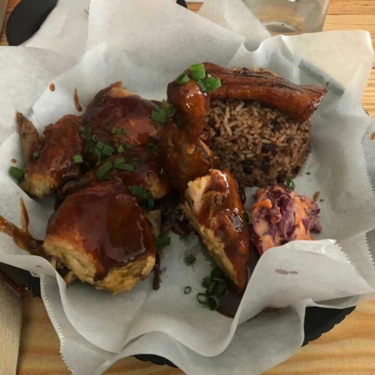 pollo en salsa agridulce arroz con frijoles ensalada y tajada Jerk Chiken 😍😎