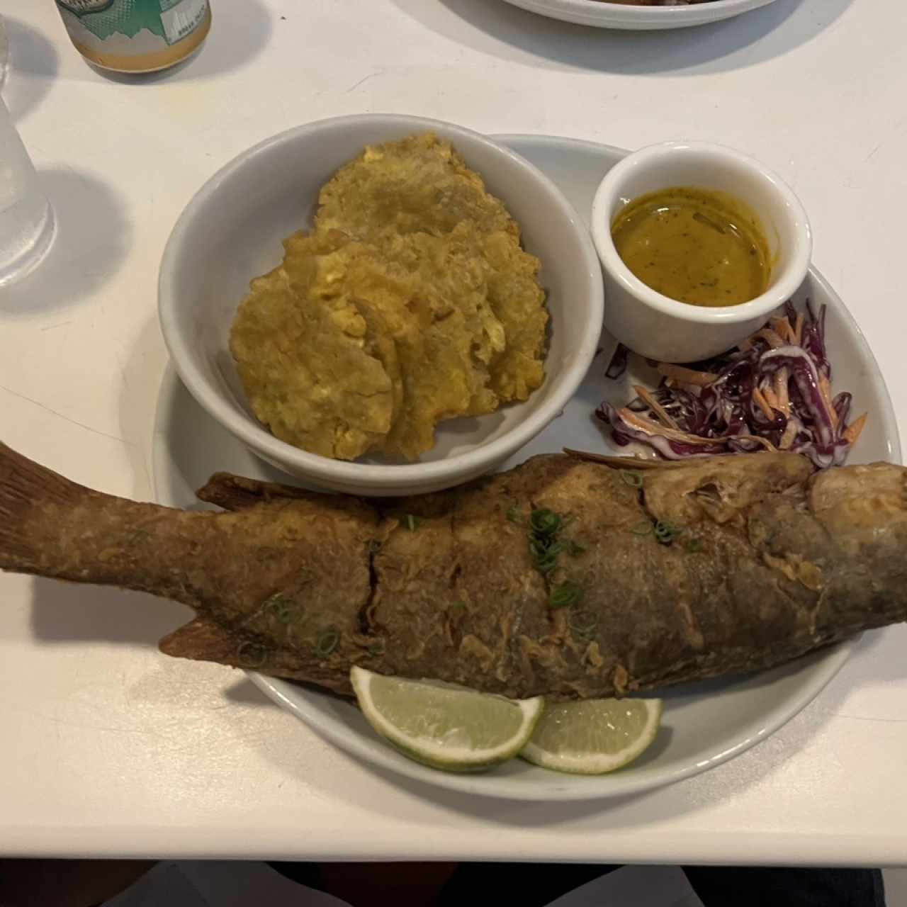 Pescado frito con patacones