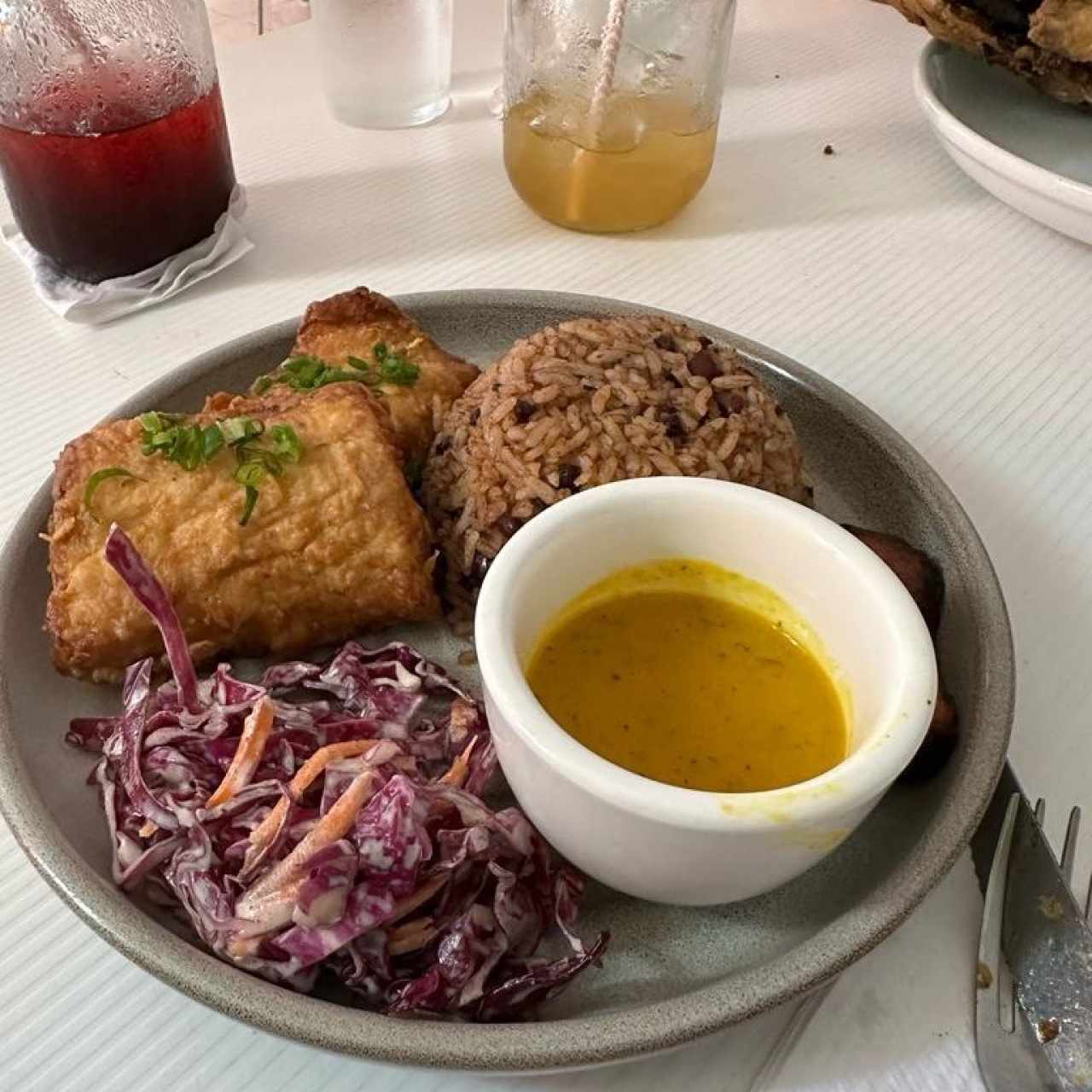 PESCA DEL DÍA (DORADO) + Acompañamiento (Filete Fresco del Día, Marinado y Apanado), con Arroz con Coco y Frijoles 