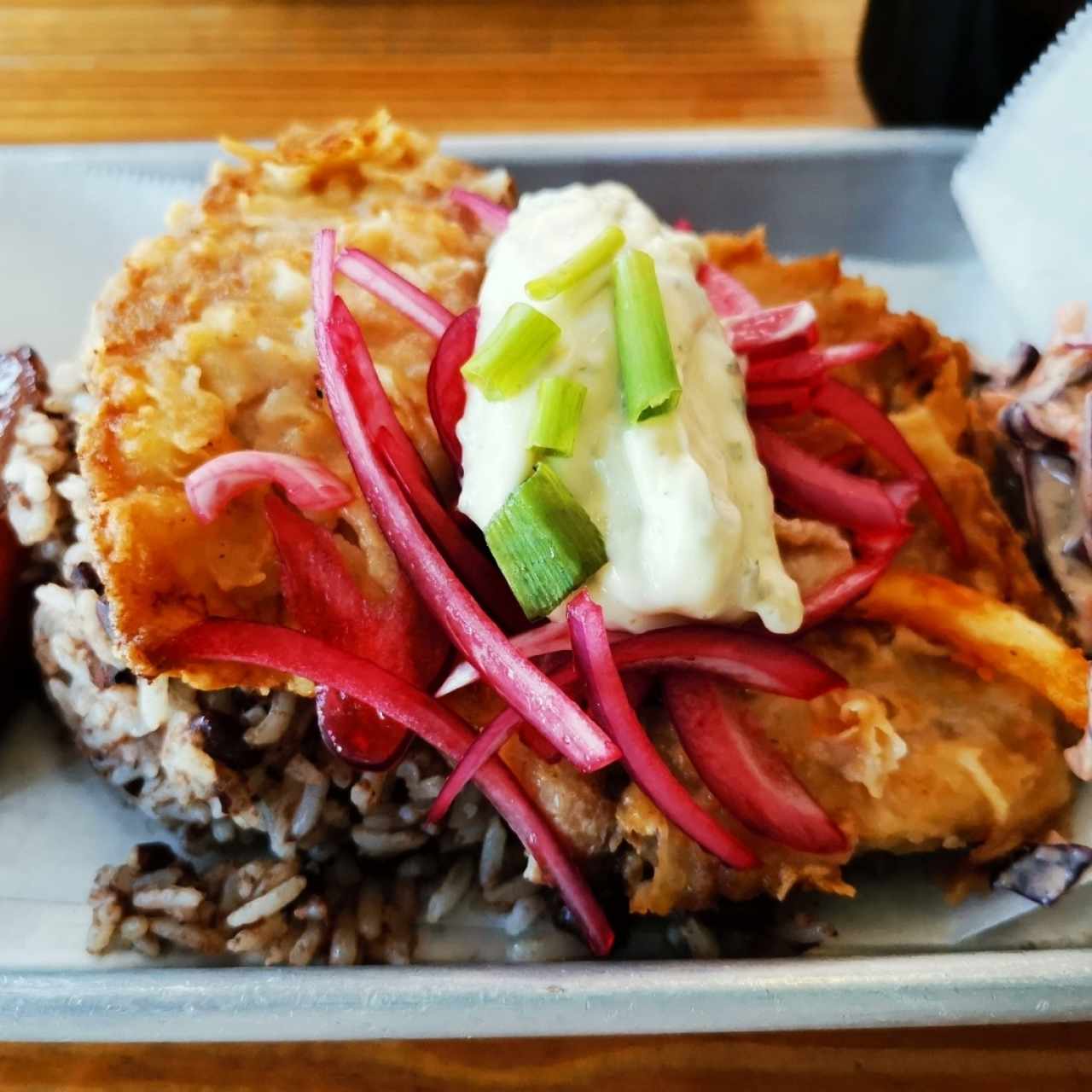 La pesca del día con arroz con coco y frijoles, ensalada y plátano en tentación