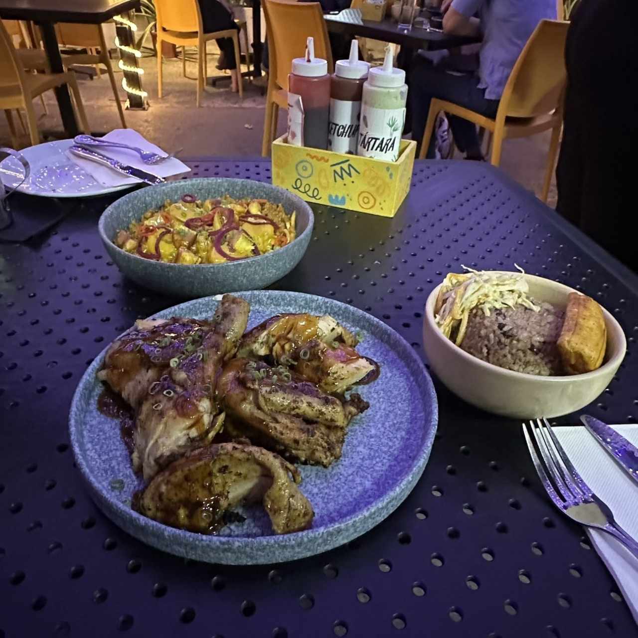 Porciones Grandes - Jerk Chicken Platter+Acompañamiento