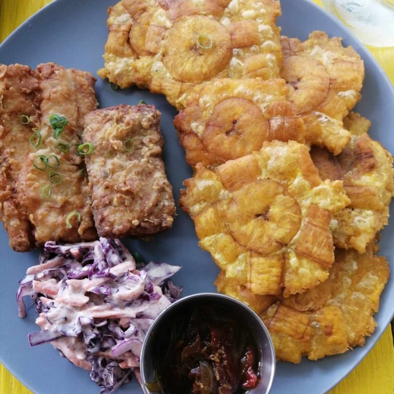 Dorado con patacones y ensalada