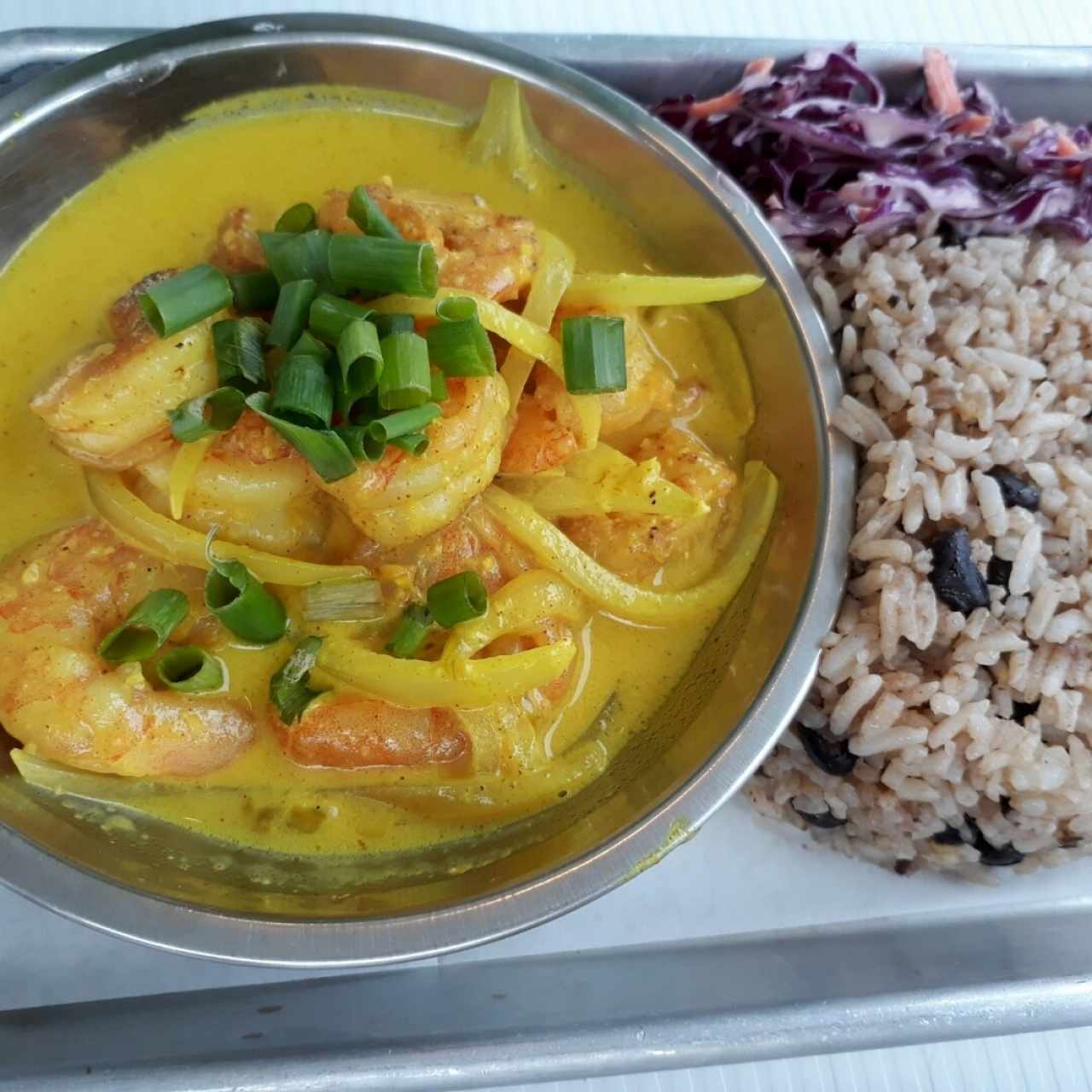 Camarones al curry con arroz con coco y guandú