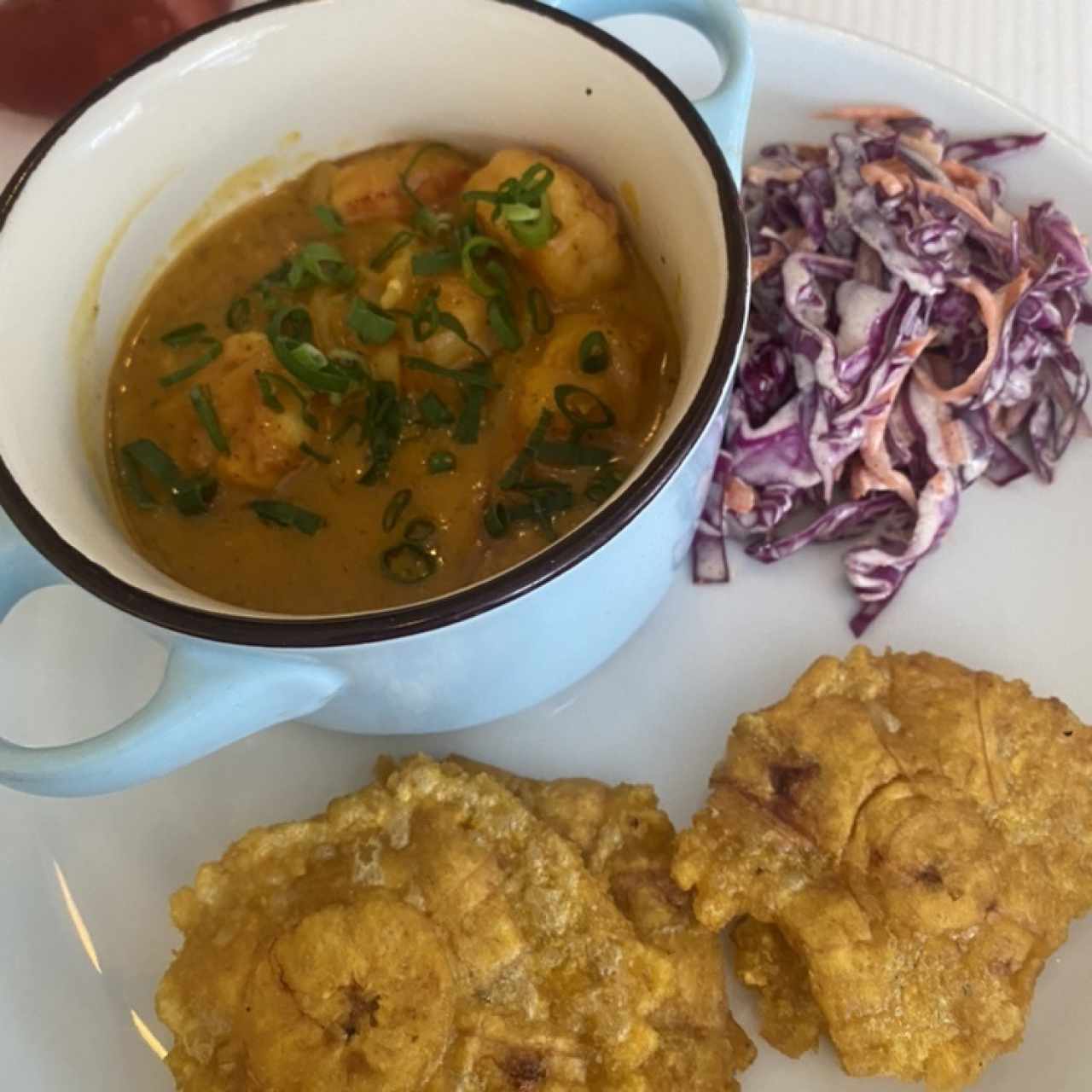 Camarones en salsa de coco con patacones