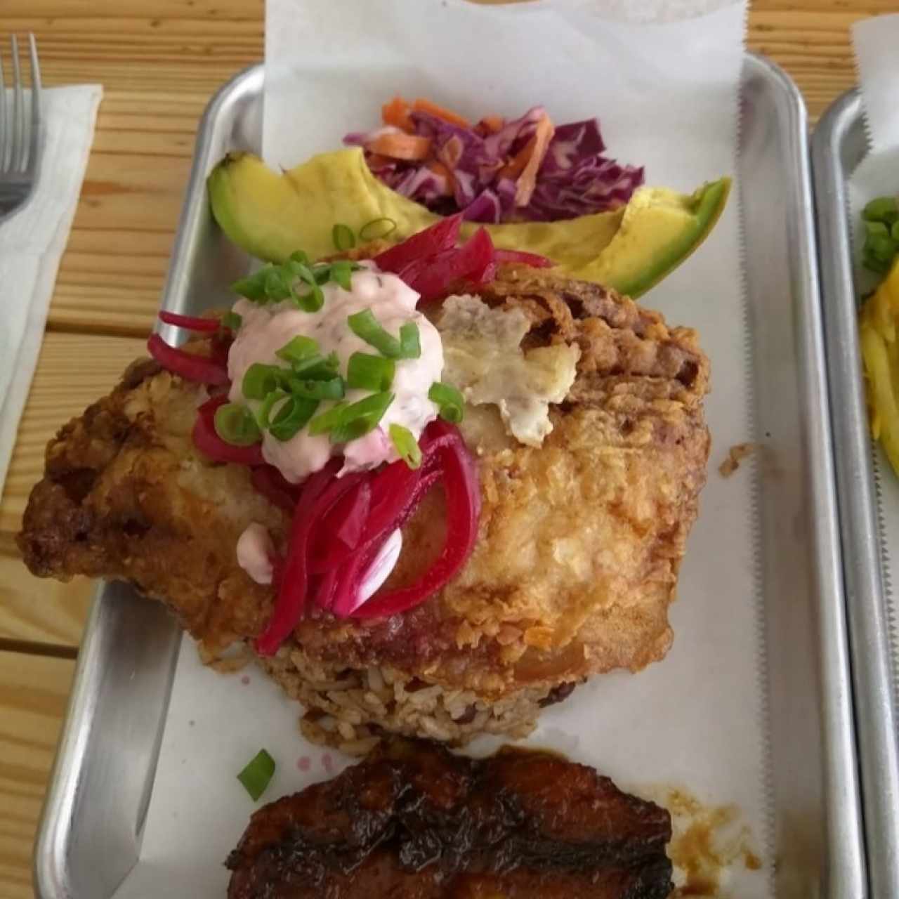 Pesca del dia (dorado) con arroz con coco y frijoles platano frito y ensalada de repollo. Ummmm